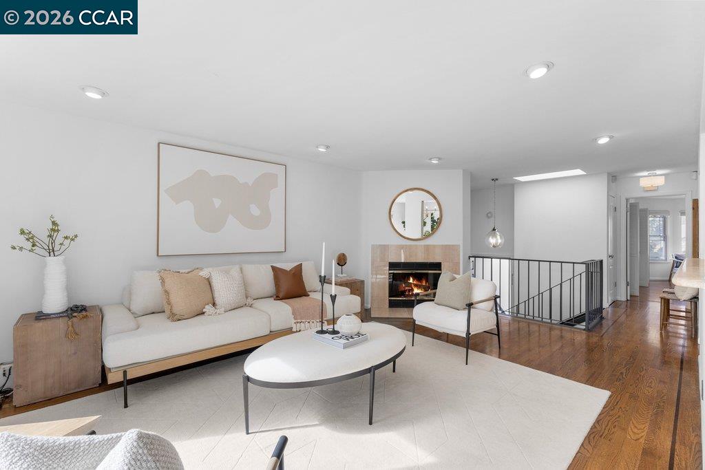 Detail Gallery Image 2 of 48 For 121 Bradford St, San Francisco,  CA 94110 - 3 Beds | 2 Baths