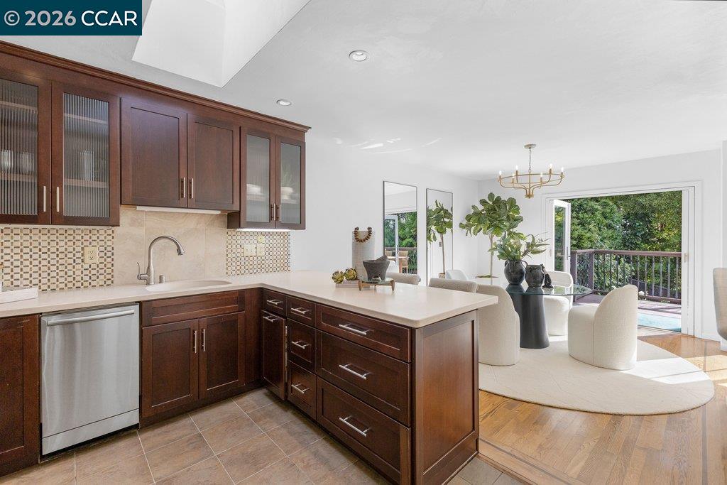 Detail Gallery Image 13 of 48 For 121 Bradford St, San Francisco,  CA 94110 - 3 Beds | 2 Baths