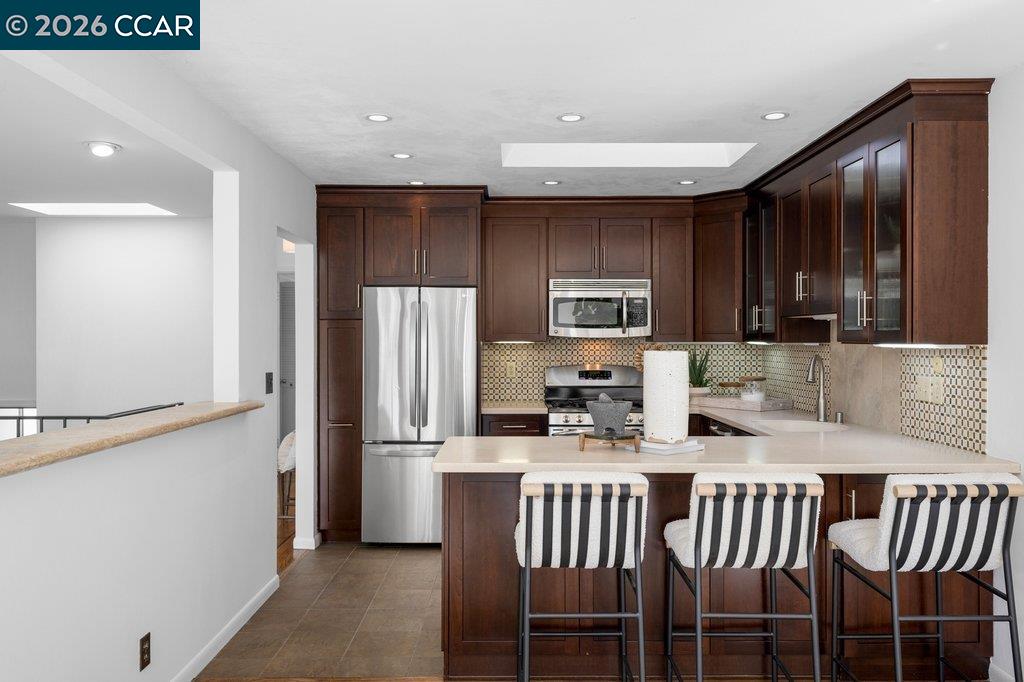 Detail Gallery Image 14 of 48 For 121 Bradford St, San Francisco,  CA 94110 - 3 Beds | 2 Baths