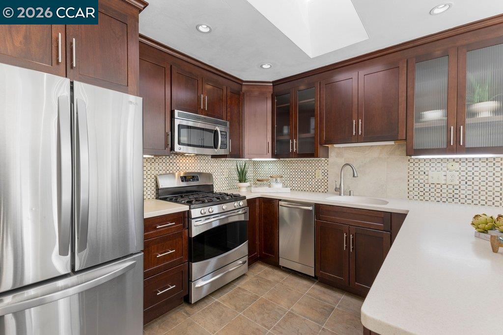 Detail Gallery Image 16 of 48 For 121 Bradford St, San Francisco,  CA 94110 - 3 Beds | 2 Baths