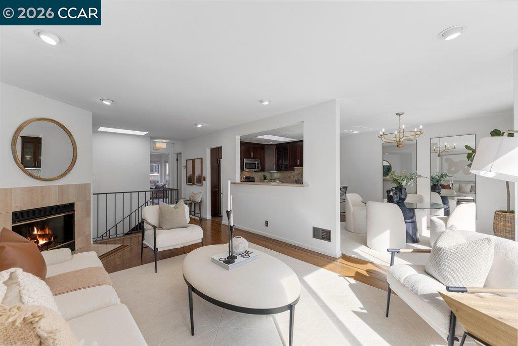 Detail Gallery Image 3 of 48 For 121 Bradford St, San Francisco,  CA 94110 - 3 Beds | 2 Baths