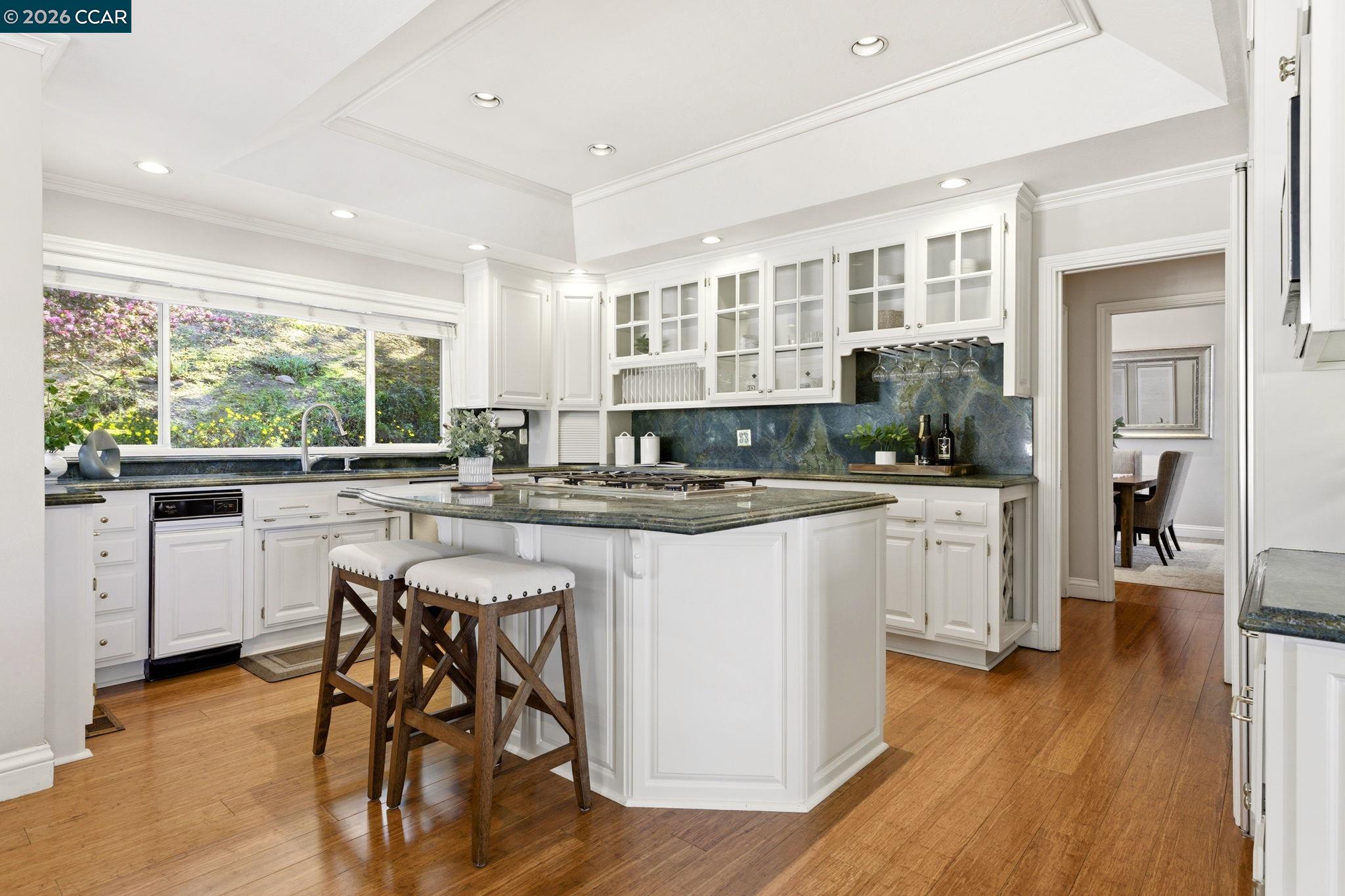 Detail Gallery Image 8 of 50 For 725 Castle Rock Rd, Walnut Creek,  CA 94598 - 5 Beds | 3/1 Baths