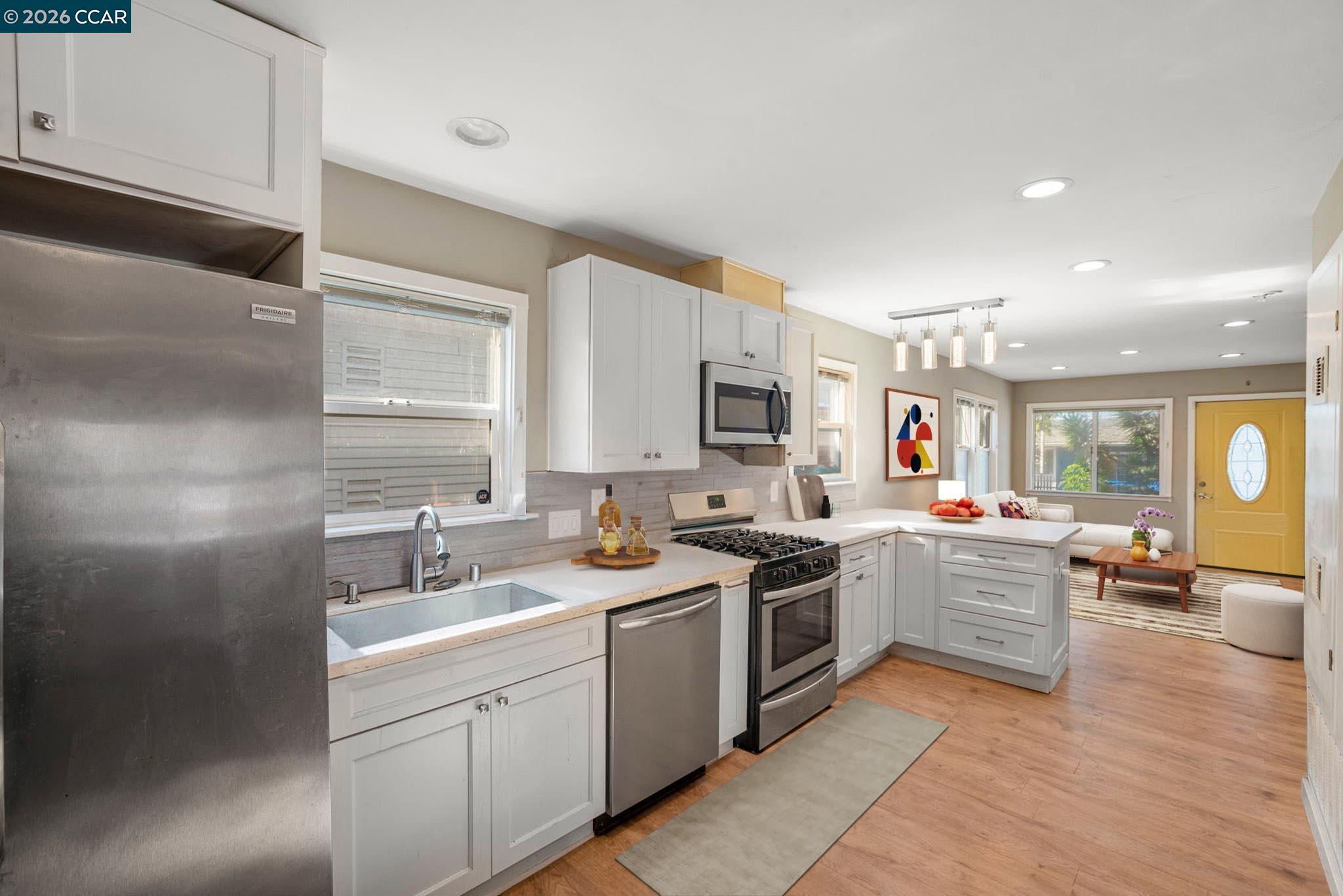 Detail Gallery Image 6 of 27 For 1480 77th Ave, Oakland,  CA 94621 - 3 Beds | 2 Baths