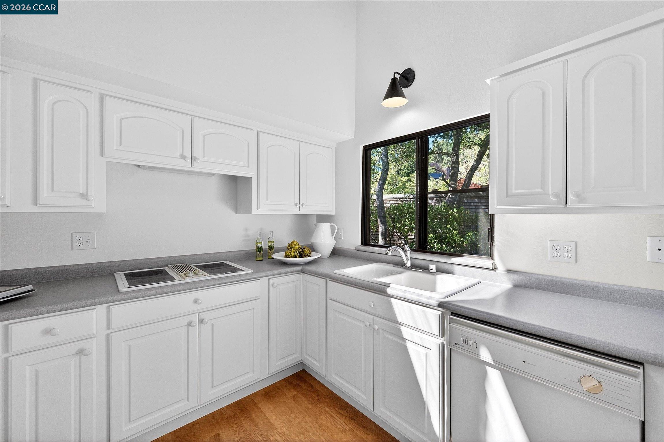 Detail Gallery Image 13 of 36 For 242 the Knoll, Orinda,  CA 94563 - 2 Beds | 2 Baths