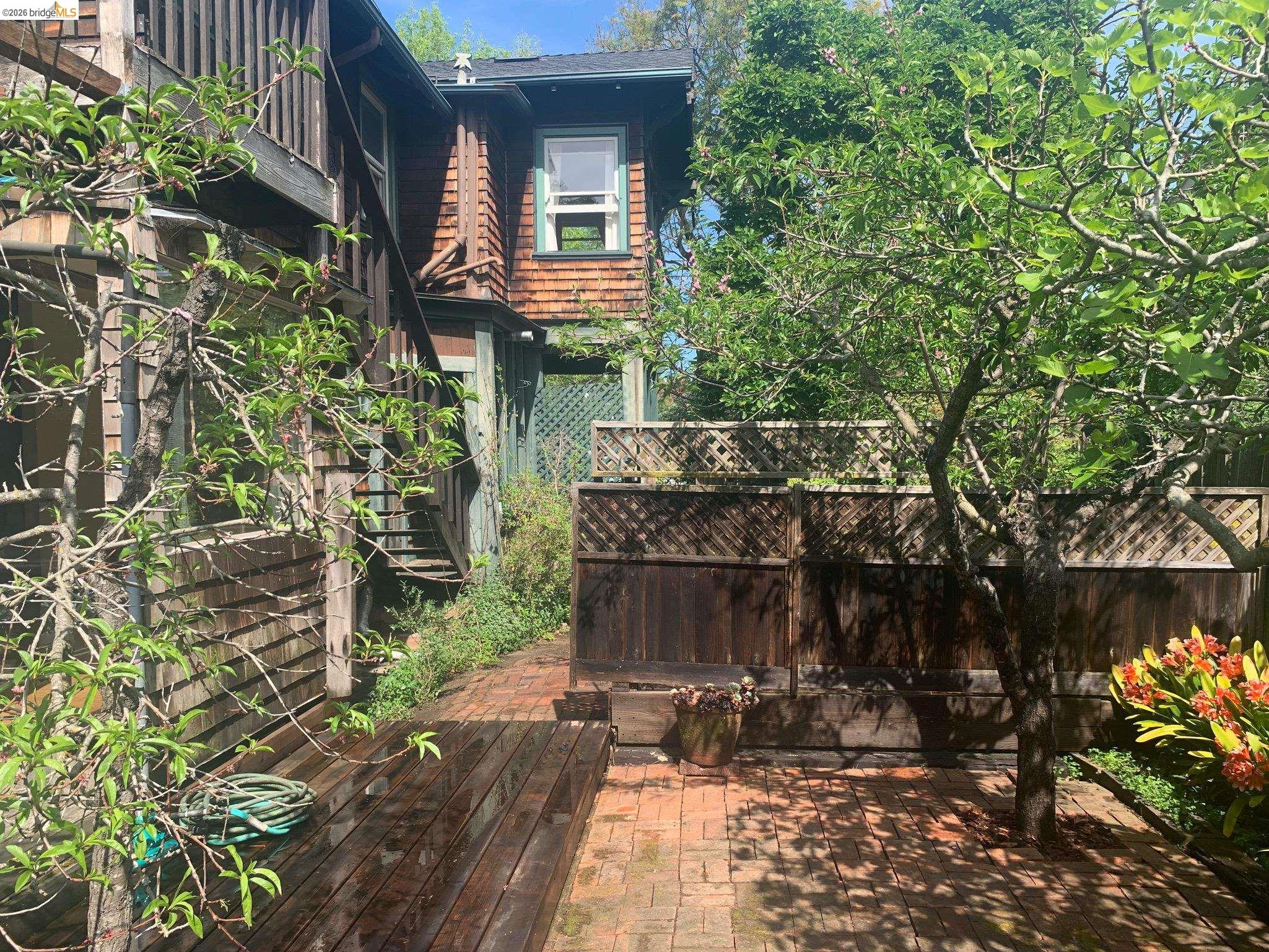 Detail Gallery Image 10 of 22 For 2800 Prince St, Berkeley,  CA 94705 - 4 Beds | 1/1 Baths