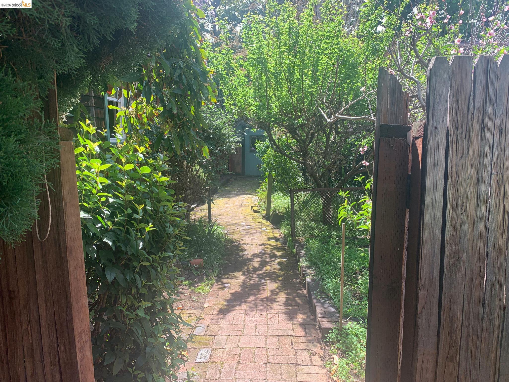 Detail Gallery Image 3 of 22 For 2800 Prince St, Berkeley,  CA 94705 - 4 Beds | 1/1 Baths