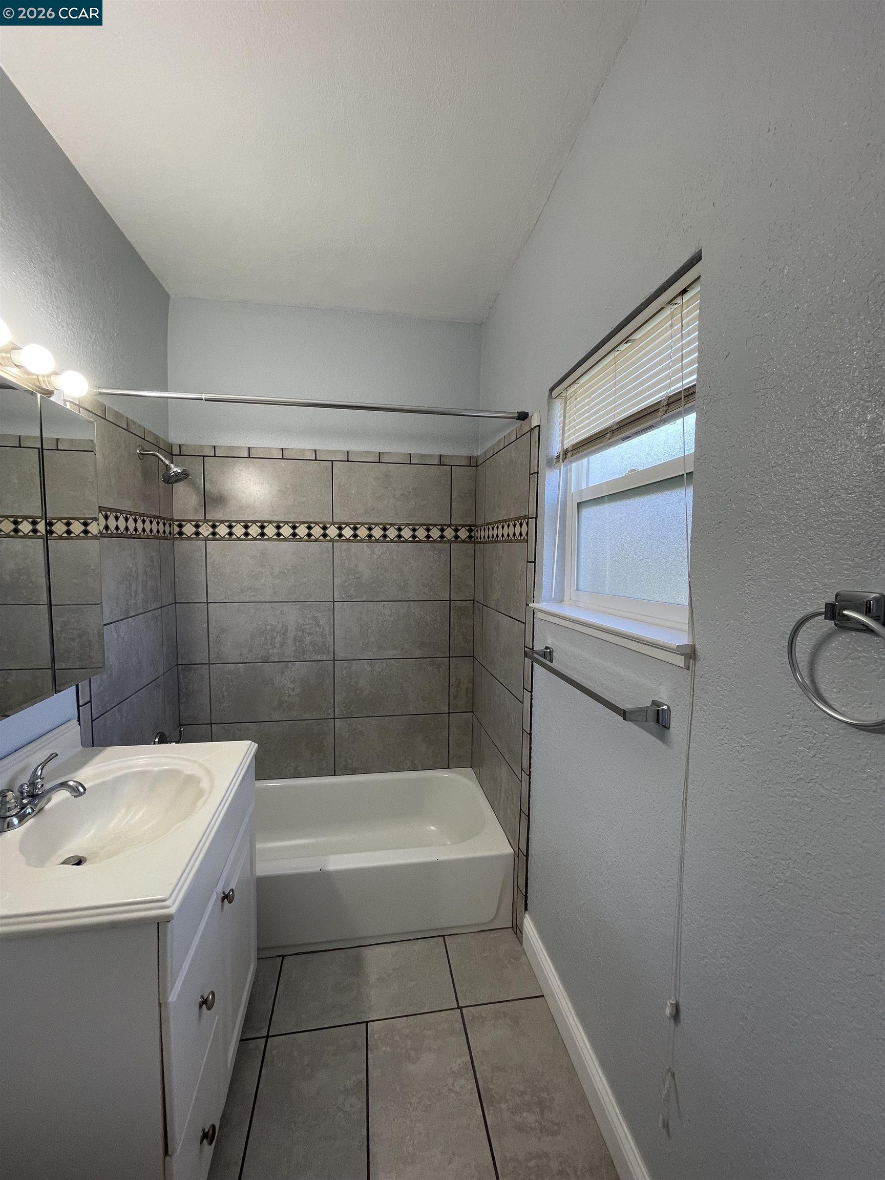 Detail Gallery Image 21 of 22 For 1705 Linden St #2,  Oakland,  CA 94607 - 1 Beds | 1 Baths