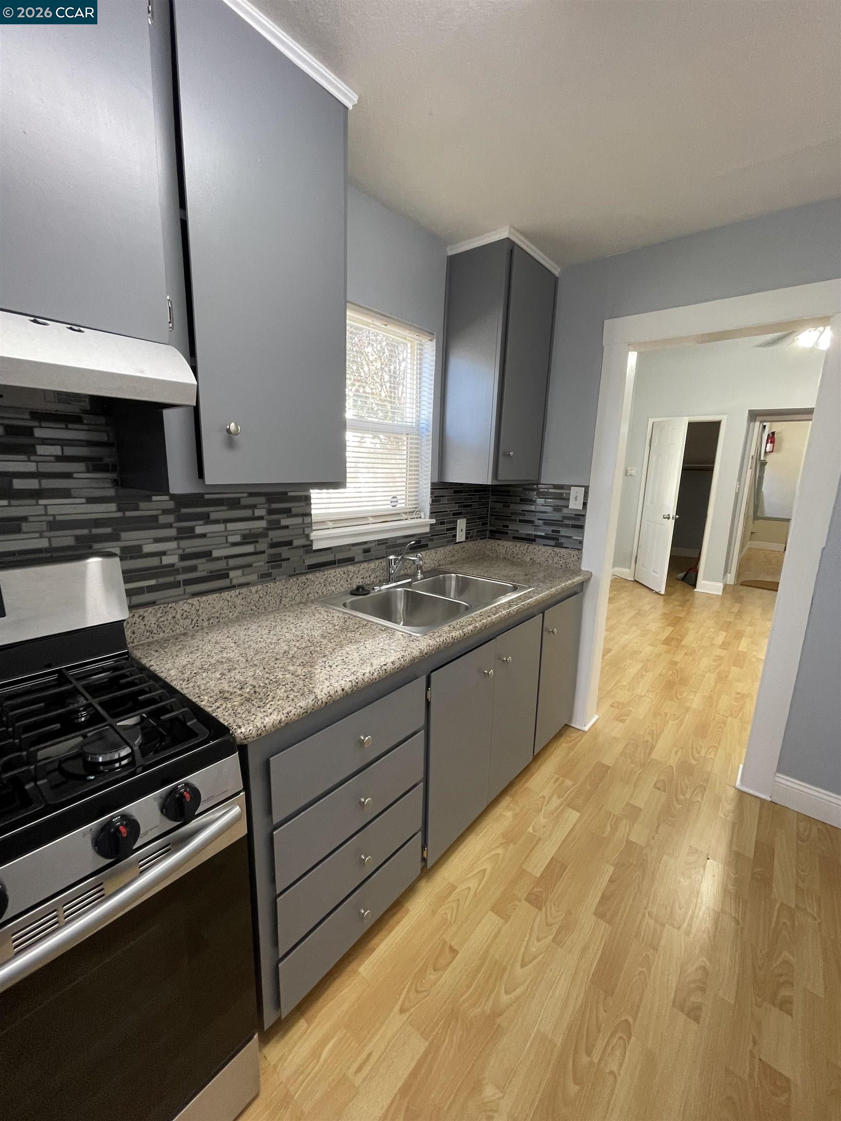Detail Gallery Image 4 of 22 For 1705 Linden St #2,  Oakland,  CA 94607 - 1 Beds | 1 Baths