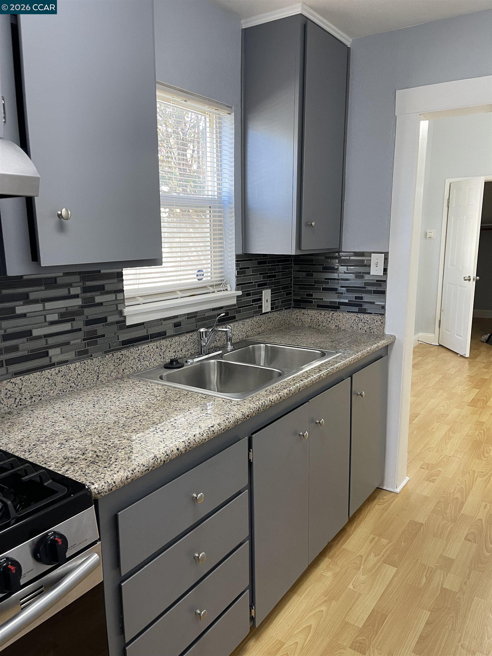 Detail Gallery Image 5 of 22 For 1705 Linden St #2,  Oakland,  CA 94607 - 1 Beds | 1 Baths