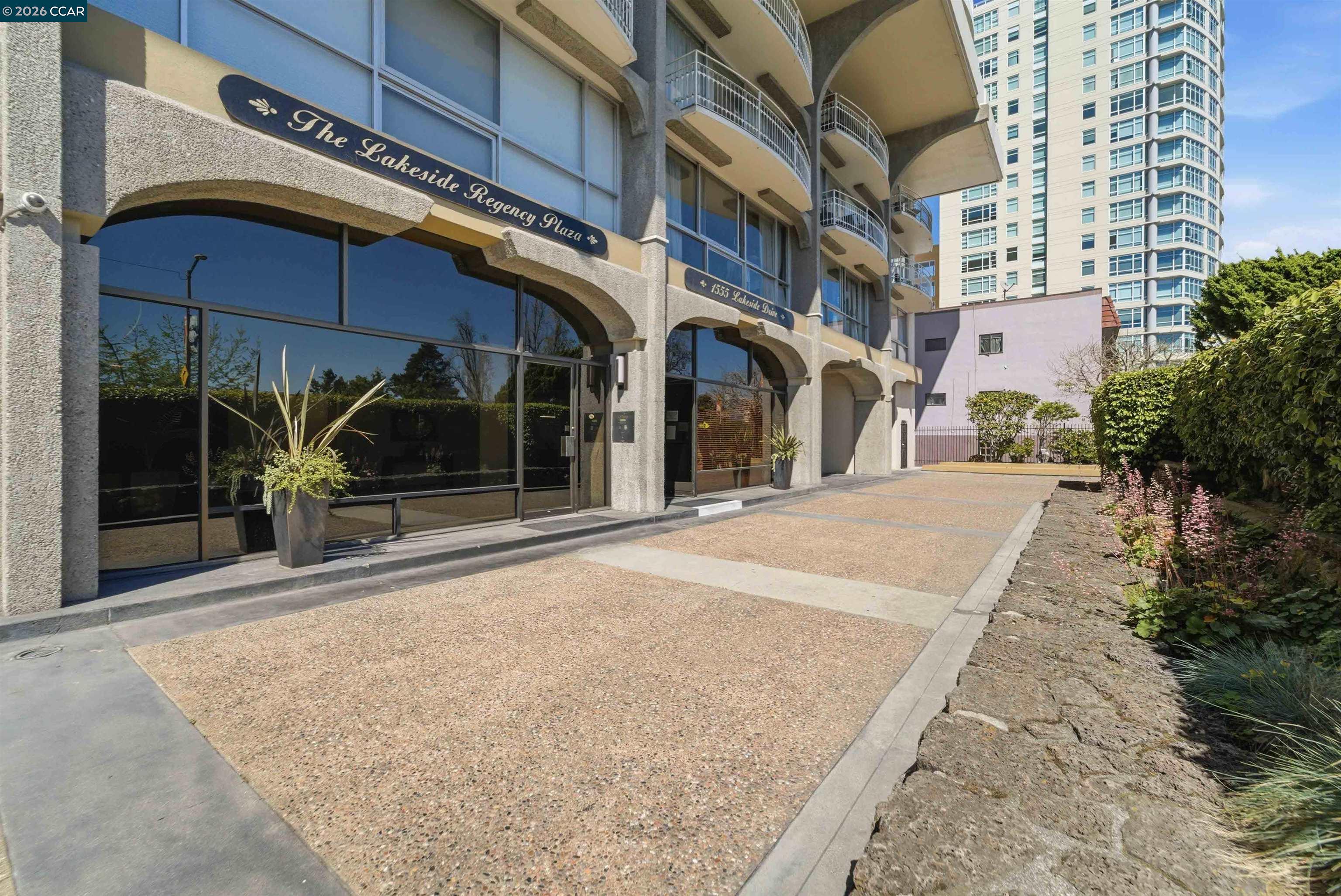 Detail Gallery Image 2 of 33 For 1555 Lakeside Dr. #50,  Oakland,  CA 94612 - 2 Beds | 2 Baths