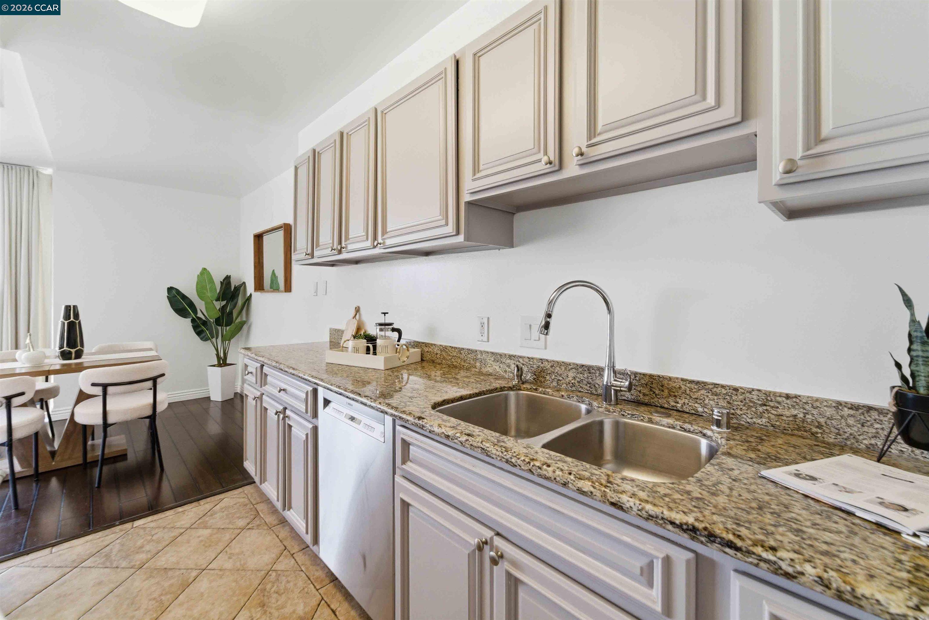 Detail Gallery Image 13 of 33 For 1555 Lakeside Dr. #50,  Oakland,  CA 94612 - 2 Beds | 2 Baths