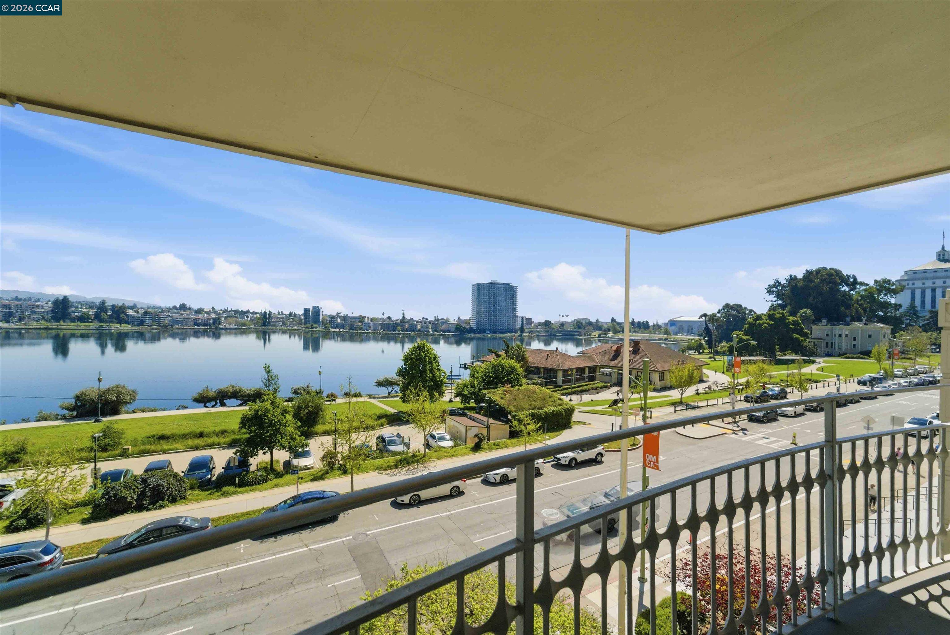 Detail Gallery Image 15 of 33 For 1555 Lakeside Dr. #50,  Oakland,  CA 94612 - 2 Beds | 2 Baths