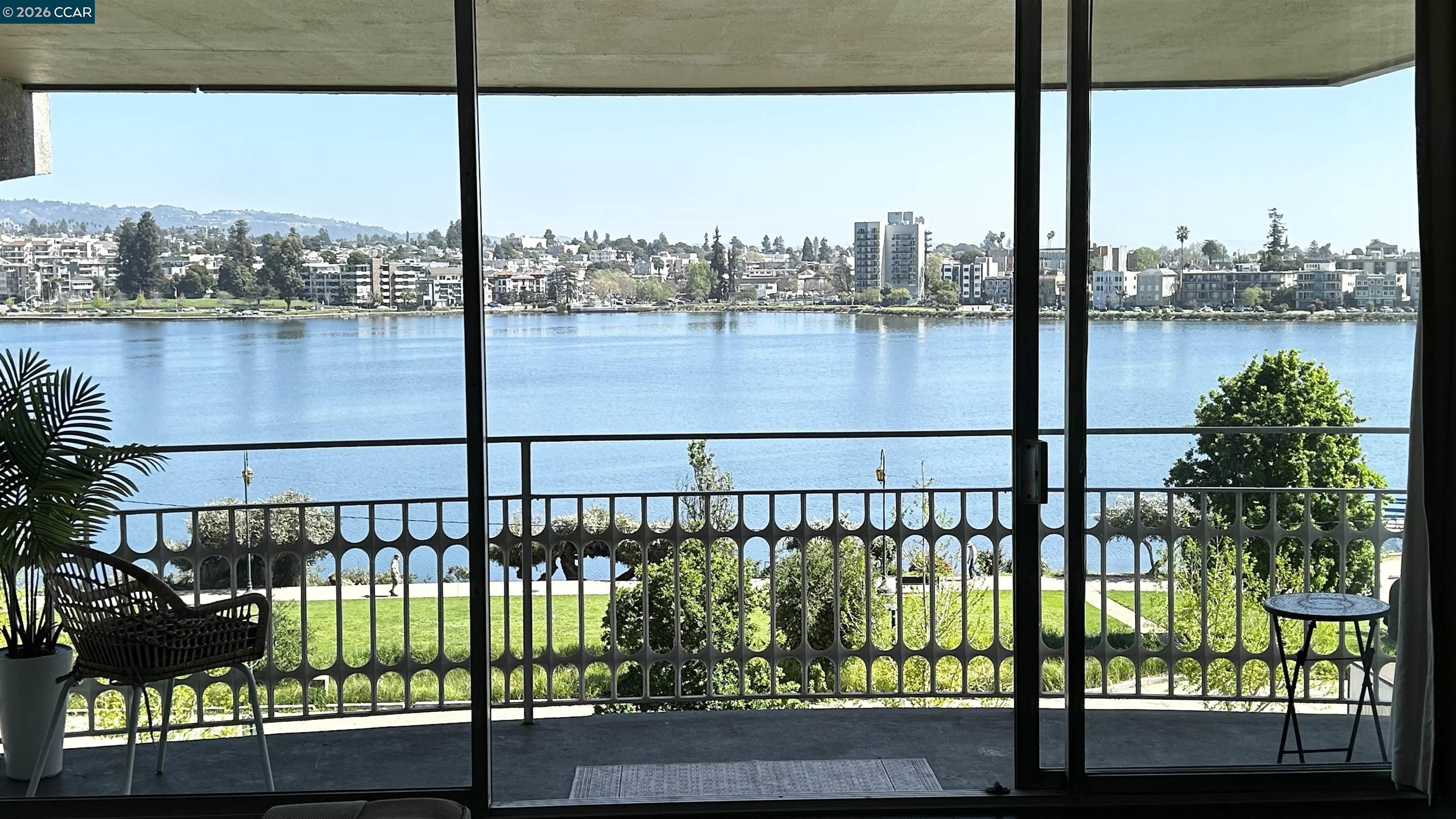 Detail Gallery Image 4 of 33 For 1555 Lakeside Dr. #50,  Oakland,  CA 94612 - 2 Beds | 2 Baths