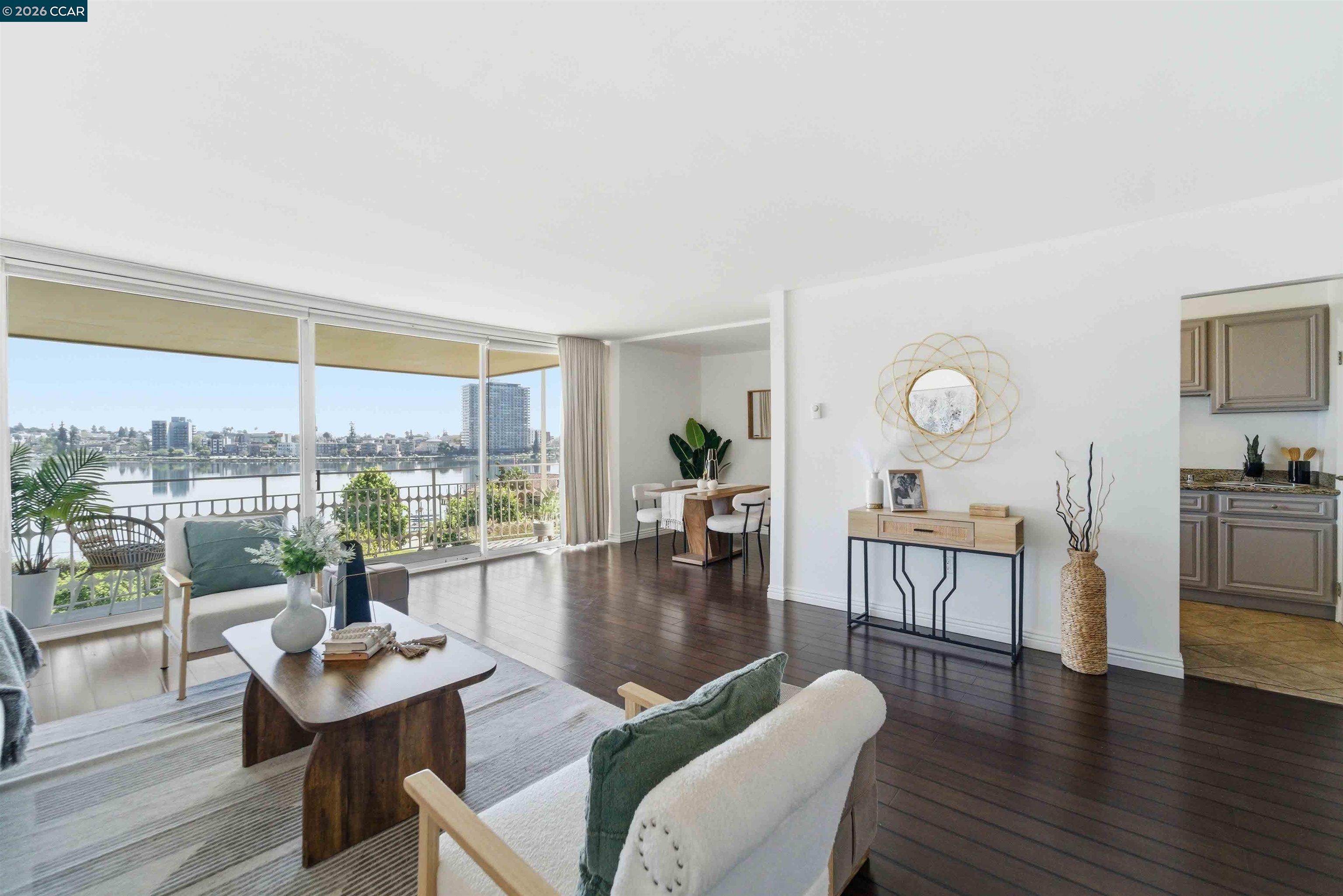 Detail Gallery Image 7 of 33 For 1555 Lakeside Dr. #50,  Oakland,  CA 94612 - 2 Beds | 2 Baths