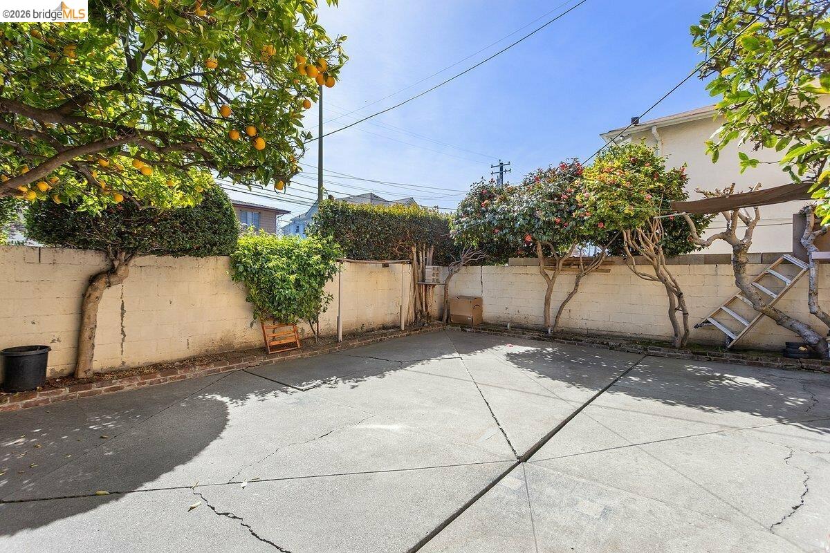 Detail Gallery Image 10 of 14 For 635 E 15th St, Oakland,  CA 94606 - – Beds | – Baths