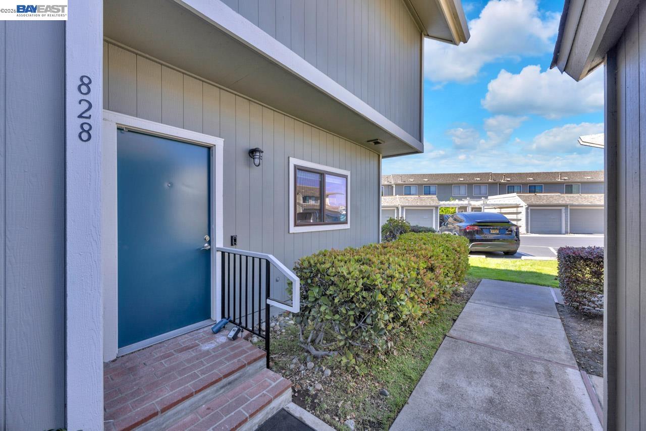 Detail Gallery Image 11 of 60 For 828 Columba Ln, Foster City,  CA 94404 - 3 Beds | 2/1 Baths