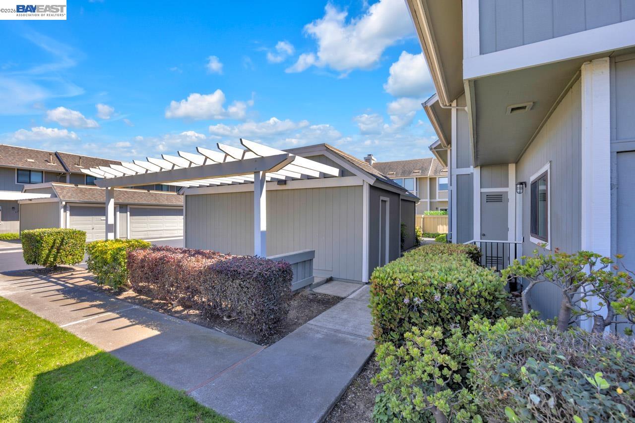 Detail Gallery Image 4 of 60 For 828 Columba Ln, Foster City,  CA 94404 - 3 Beds | 2/1 Baths