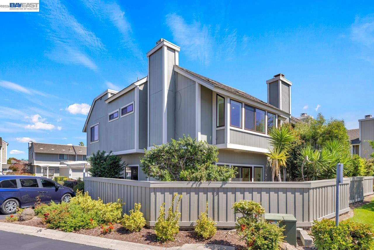 Detail Gallery Image 8 of 60 For 828 Columba Ln, Foster City,  CA 94404 - 3 Beds | 2/1 Baths