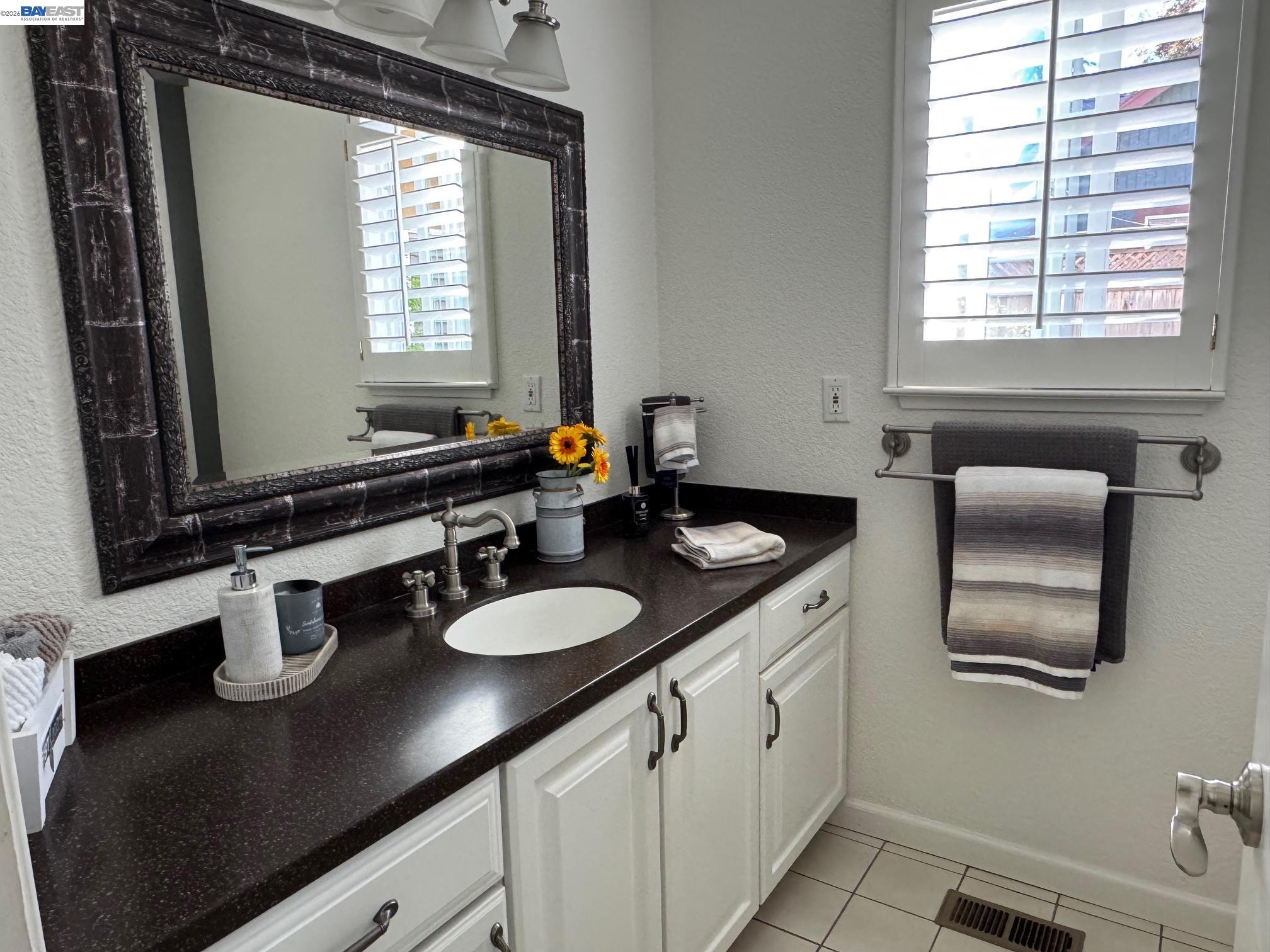 Detail Gallery Image 11 of 28 For 4205 Quail Hollow Pl, Castro Valley,  CA 94546 - 5 Beds | 2/1 Baths