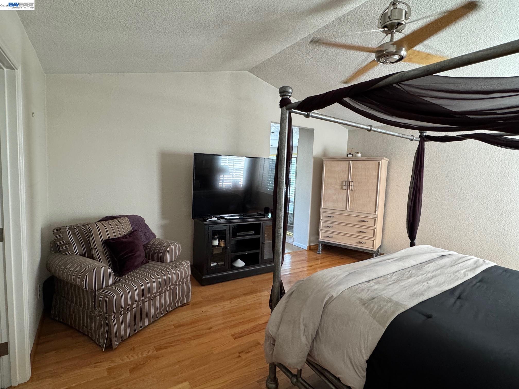 Detail Gallery Image 13 of 28 For 4205 Quail Hollow Pl, Castro Valley,  CA 94546 - 5 Beds | 2/1 Baths