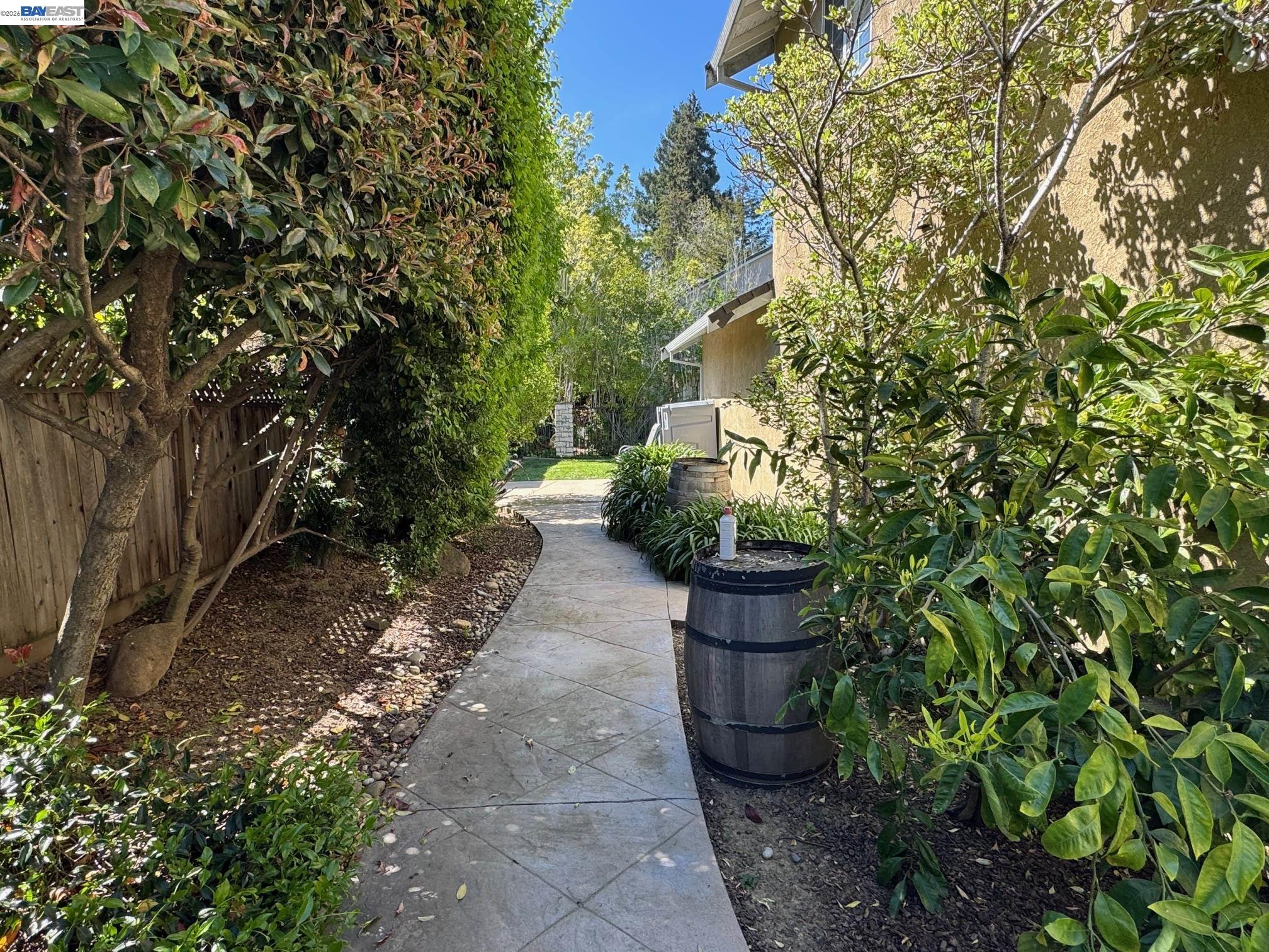 Detail Gallery Image 25 of 28 For 4205 Quail Hollow Pl, Castro Valley,  CA 94546 - 5 Beds | 2/1 Baths