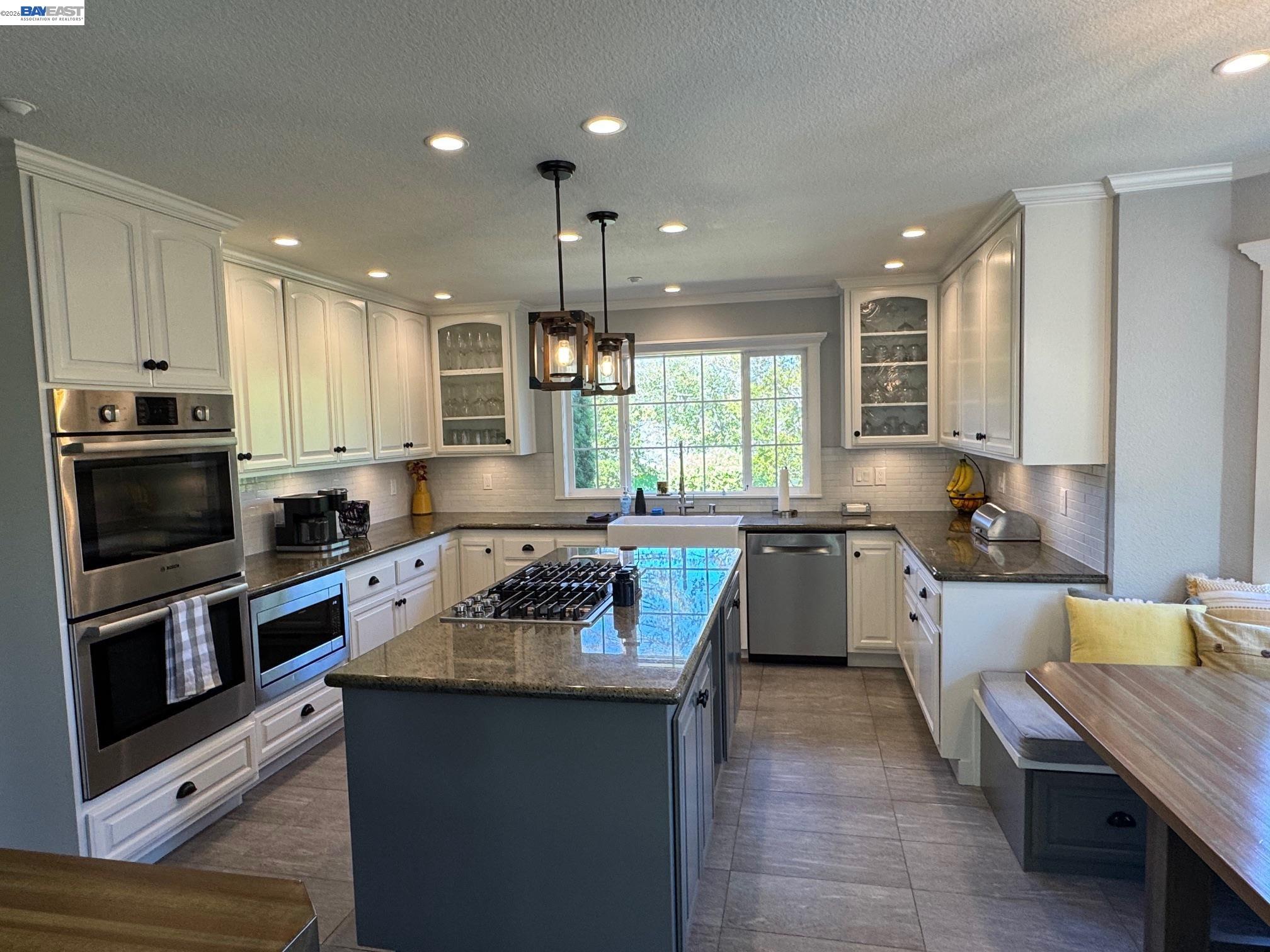 Detail Gallery Image 6 of 28 For 4205 Quail Hollow Pl, Castro Valley,  CA 94546 - 5 Beds | 2/1 Baths