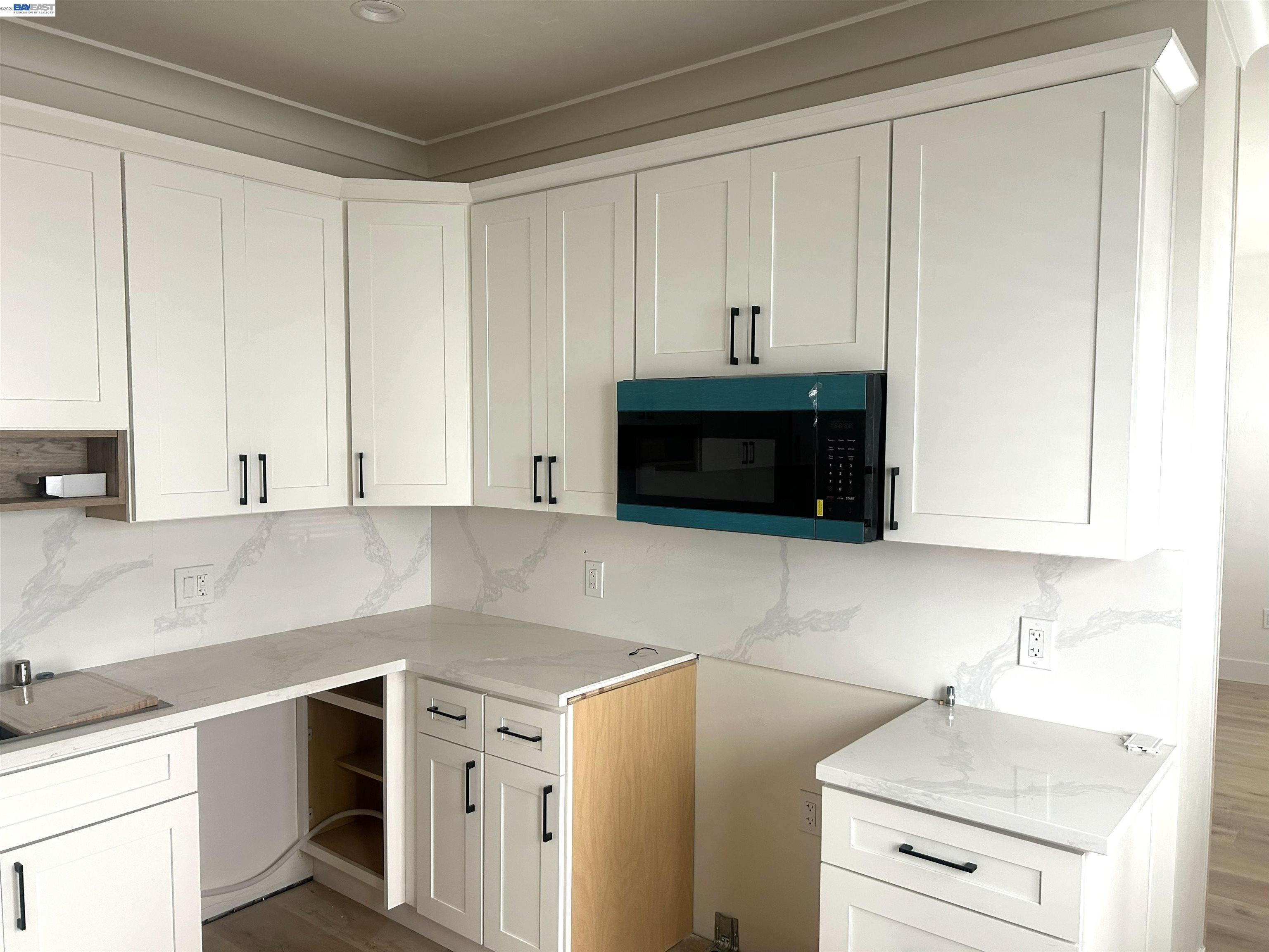 Detail Gallery Image 2 of 12 For 528 41st St, Oakland,  CA 94609 - – Beds | – Baths