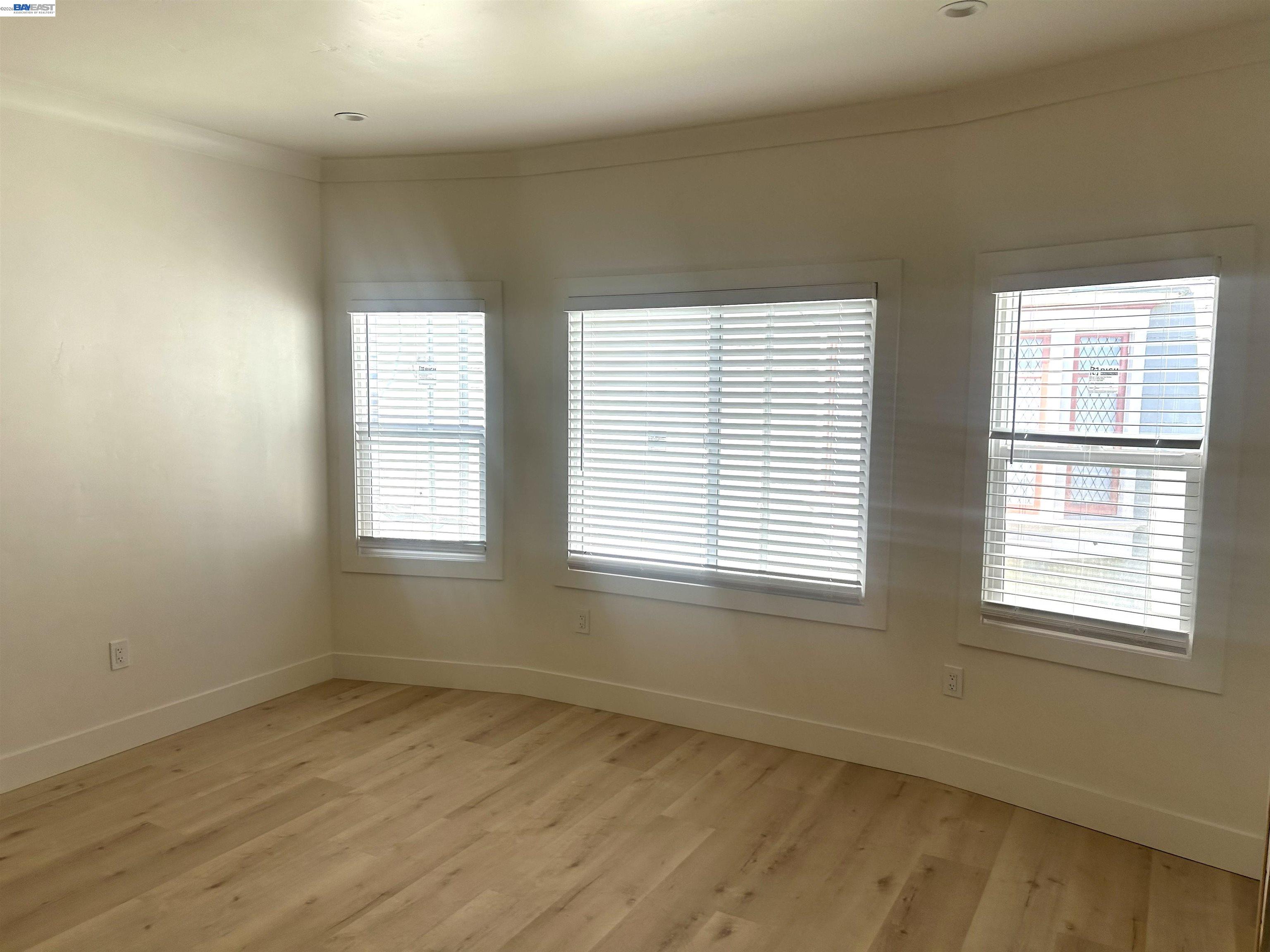 Detail Gallery Image 4 of 12 For 528 41st St, Oakland,  CA 94609 - – Beds | – Baths