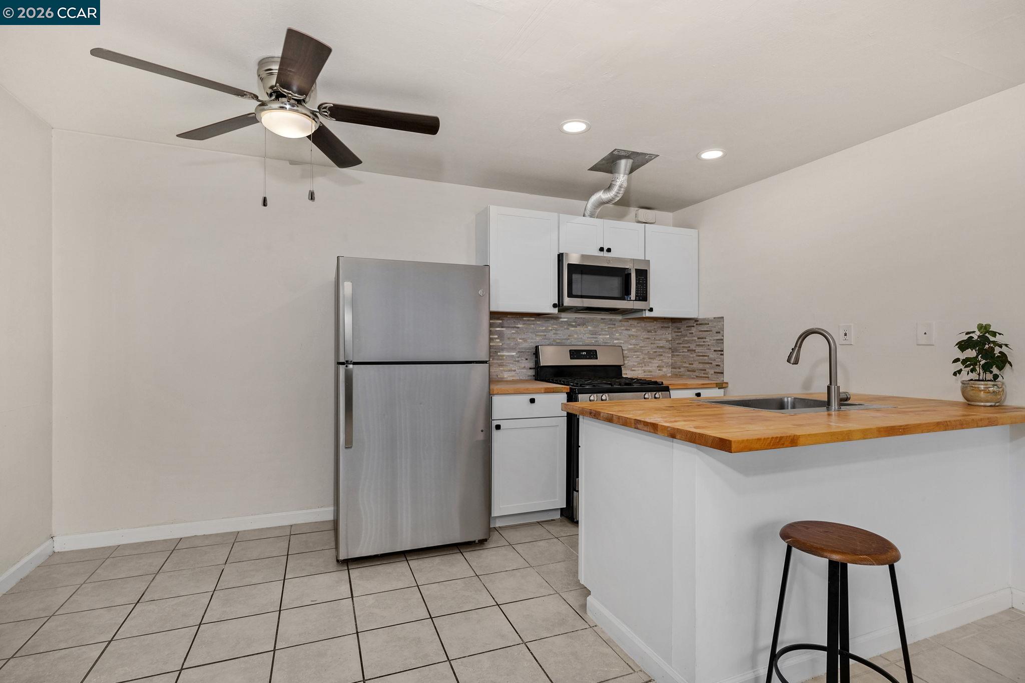 Detail Gallery Image 2 of 10 For 1926 Alcatraz Ave #6,  Berkeley,  CA 94703 - 1 Beds | 1 Baths