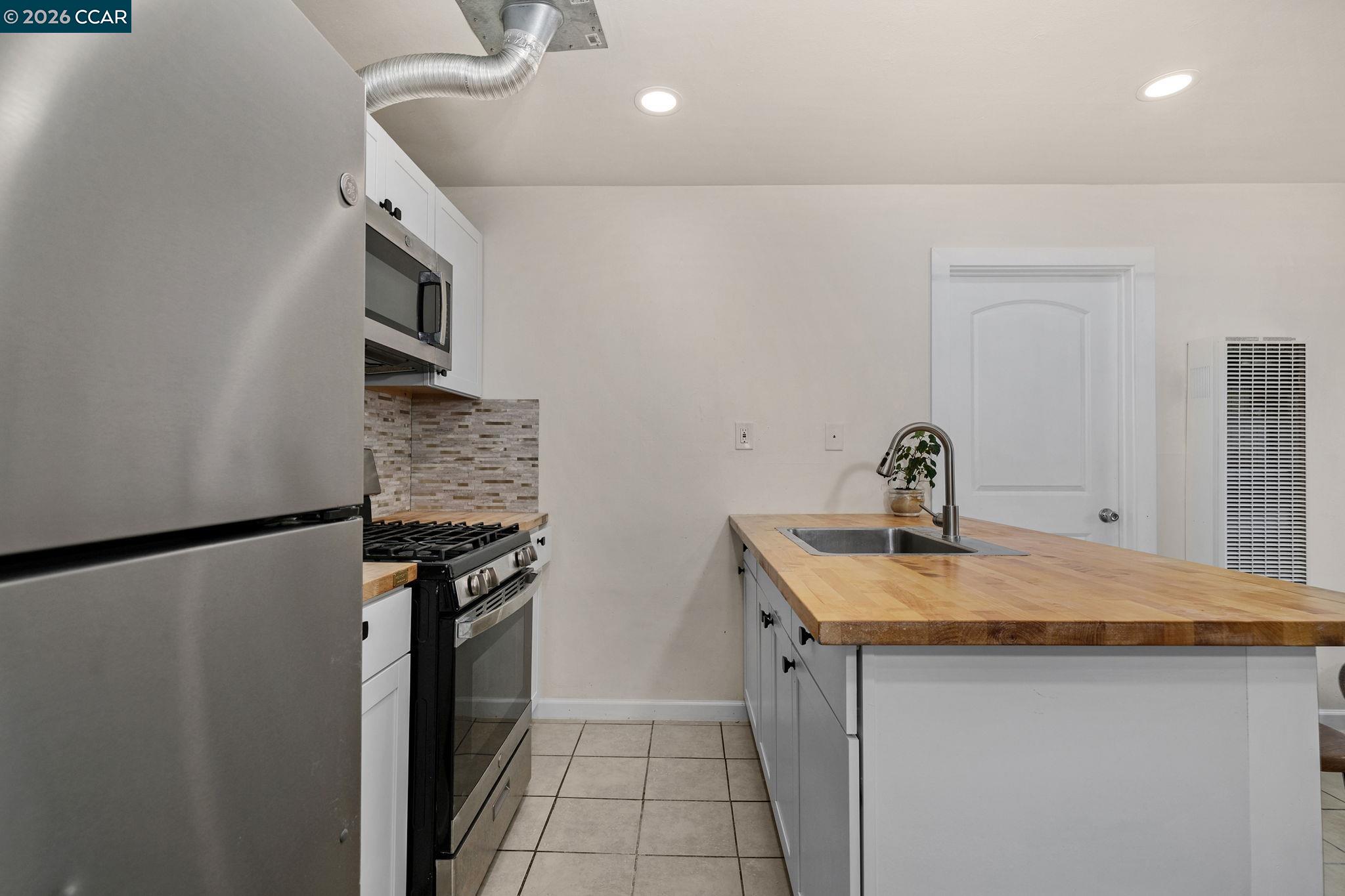 Detail Gallery Image 3 of 10 For 1926 Alcatraz Ave #6,  Berkeley,  CA 94703 - 1 Beds | 1 Baths