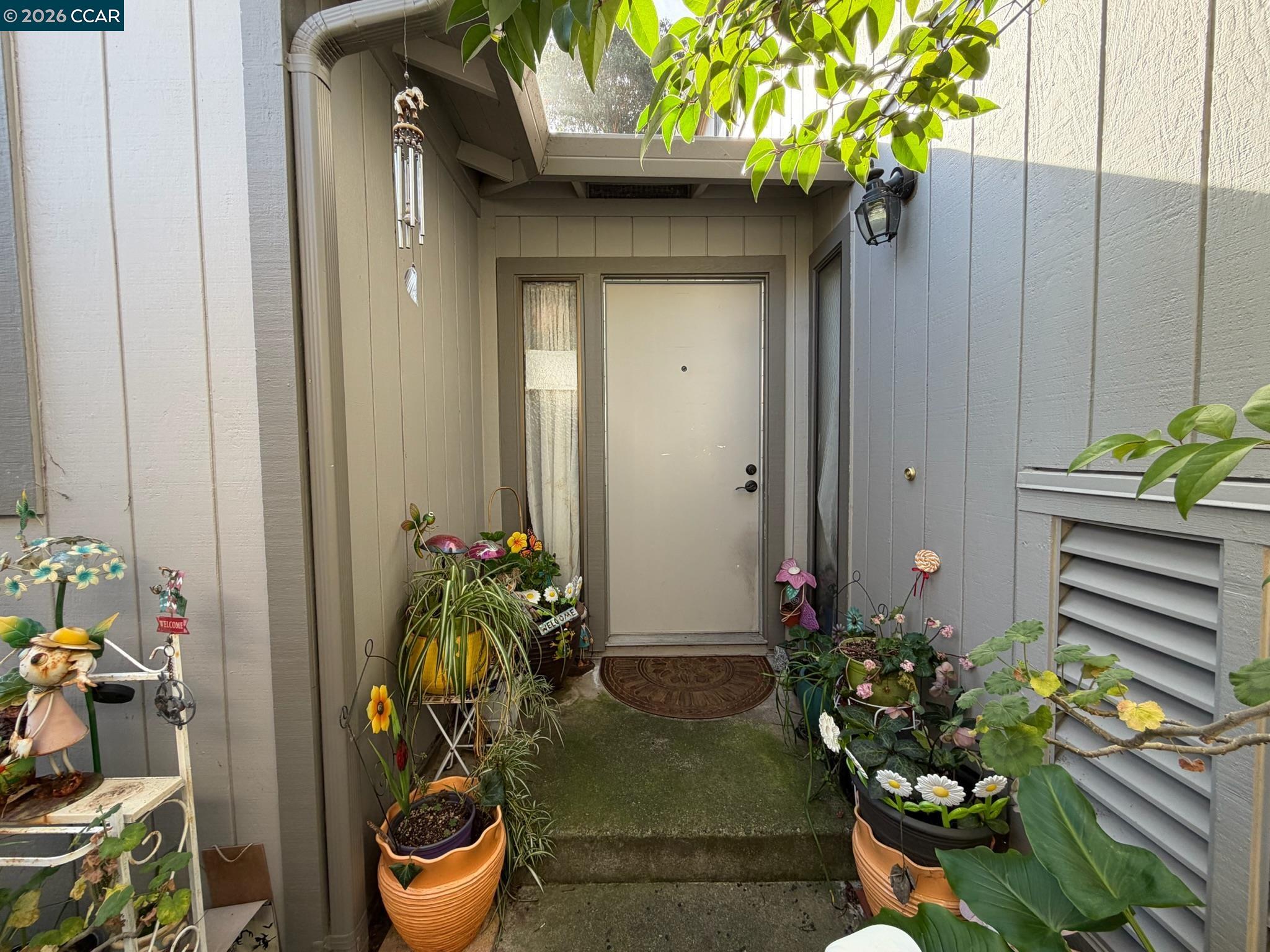 Detail Gallery Image 2 of 43 For 6 Basin Court, Hercules,  CA 94547 - 3 Beds | 2/1 Baths