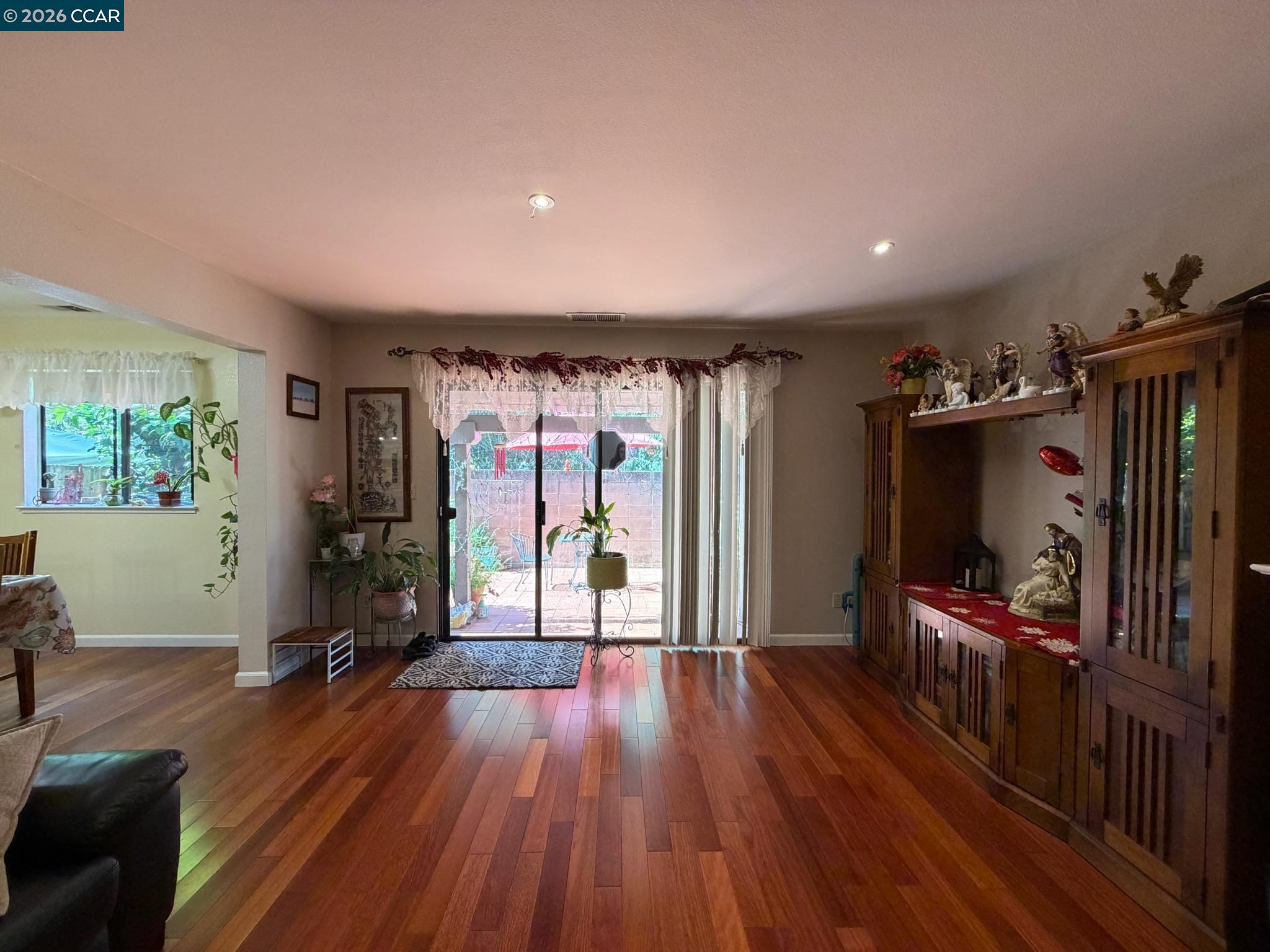 Detail Gallery Image 10 of 43 For 6 Basin Court, Hercules,  CA 94547 - 3 Beds | 2/1 Baths