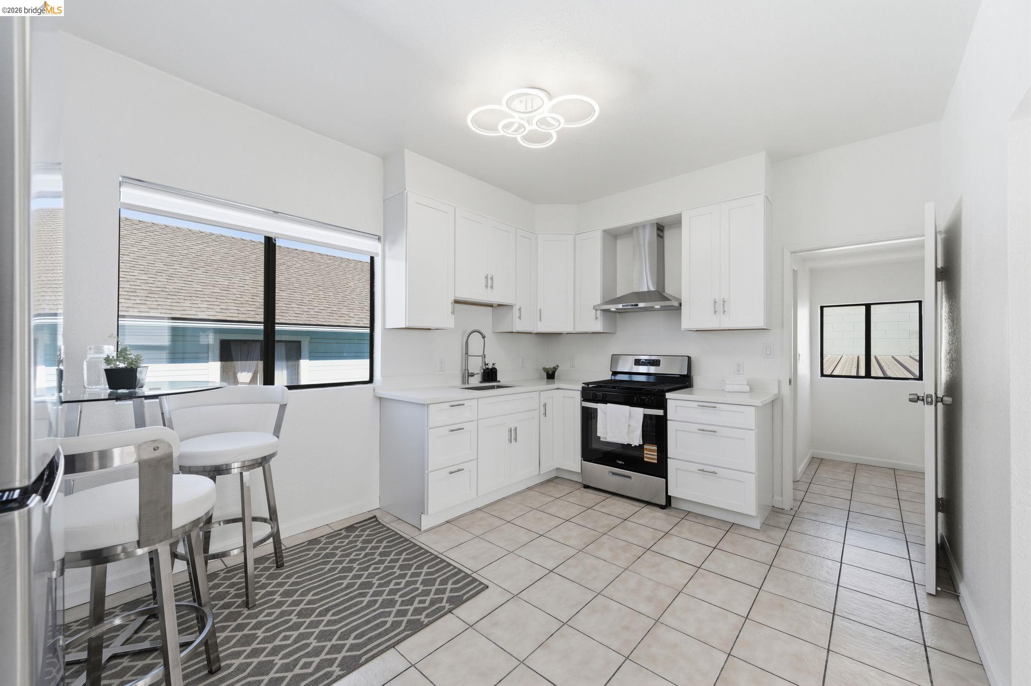 Detail Gallery Image 3 of 30 For 5334 E 10th St., Oakland,  CA 94601 - 3 Beds | 2 Baths