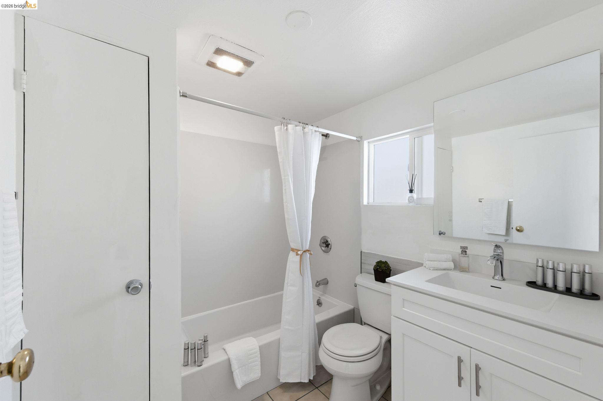 Detail Gallery Image 9 of 30 For 5334 E 10th St., Oakland,  CA 94601 - 3 Beds | 2 Baths