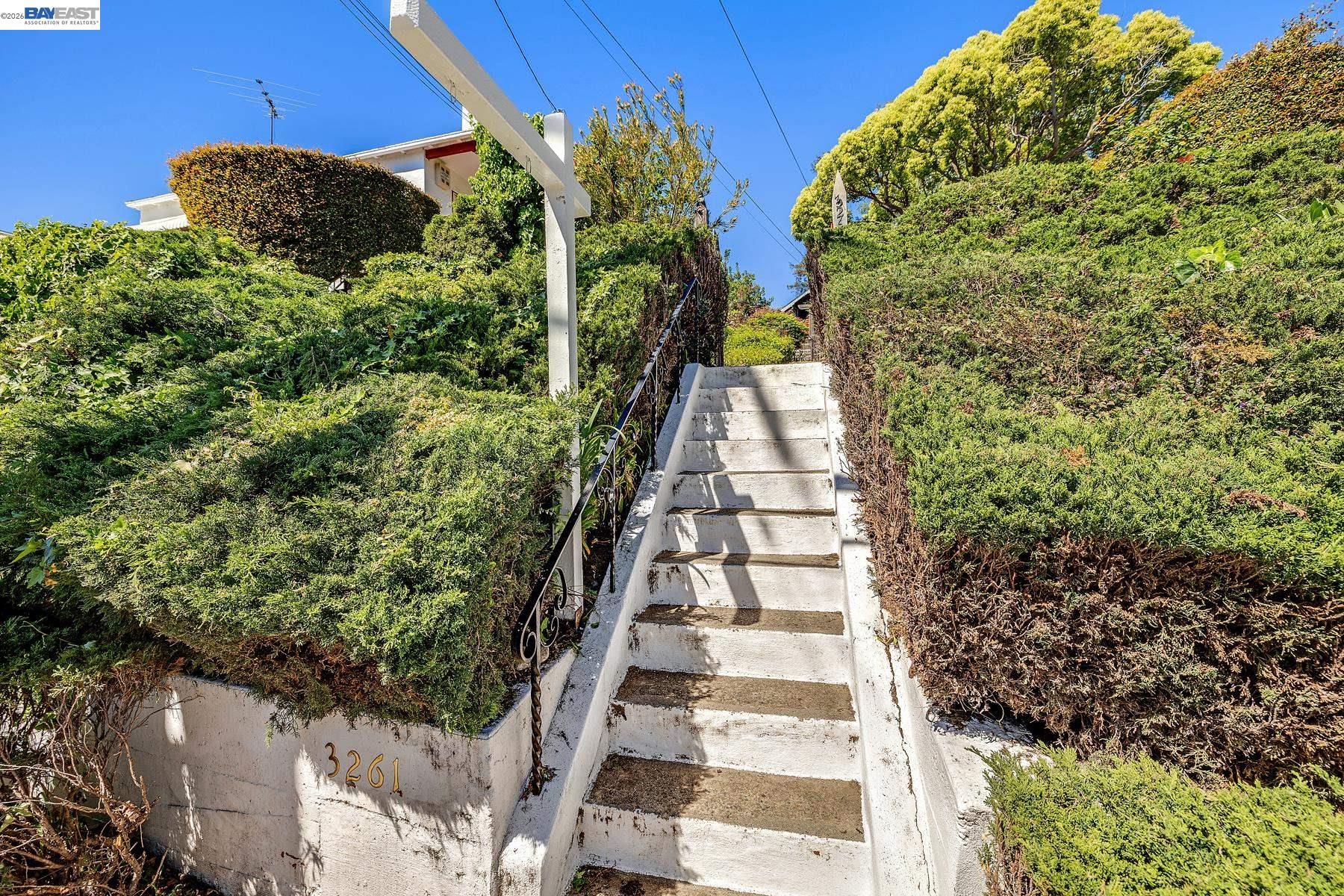 Detail Gallery Image 2 of 24 For 3261 Wyman Street, Oakland,  CA 94619 - 2 Beds | 1 Baths