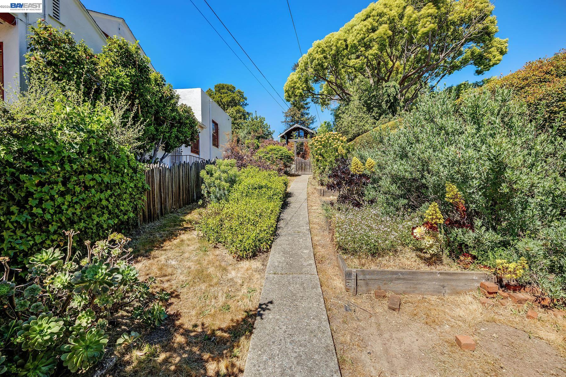 Detail Gallery Image 3 of 24 For 3261 Wyman Street, Oakland,  CA 94619 - 2 Beds | 1 Baths