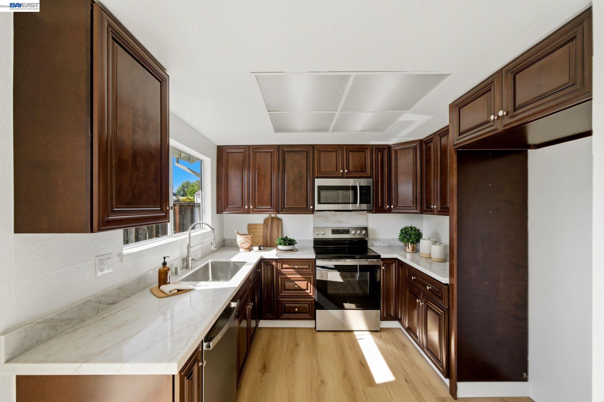 Detail Gallery Image 15 of 47 For 1686 Rhododendron Dr, Livermore,  CA 94551 - 4 Beds | 2 Baths