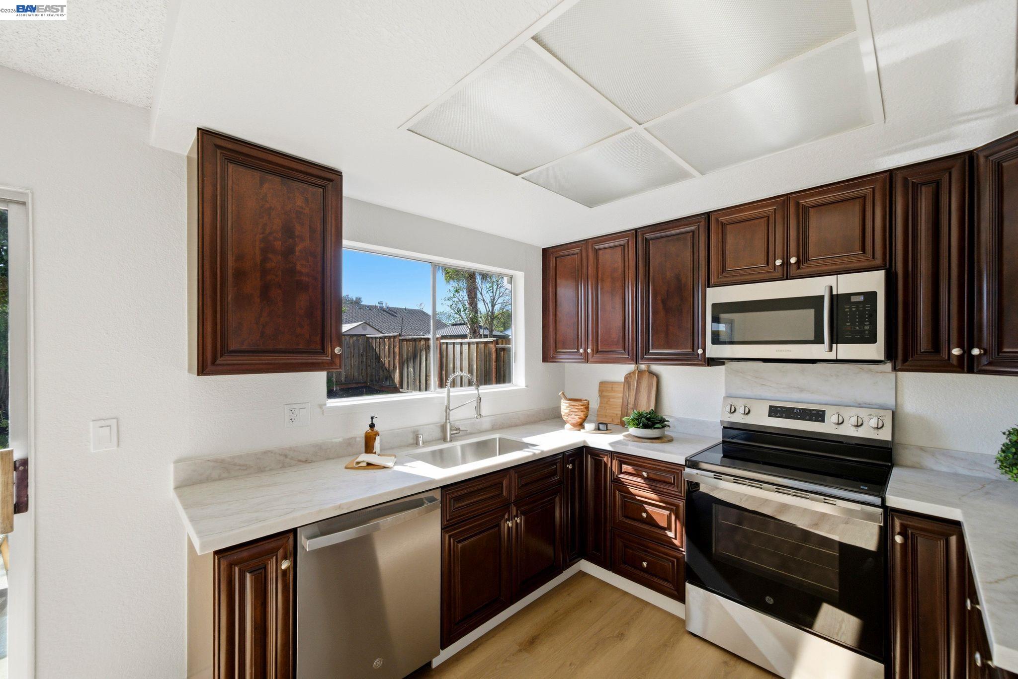 Detail Gallery Image 17 of 47 For 1686 Rhododendron Dr, Livermore,  CA 94551 - 4 Beds | 2 Baths