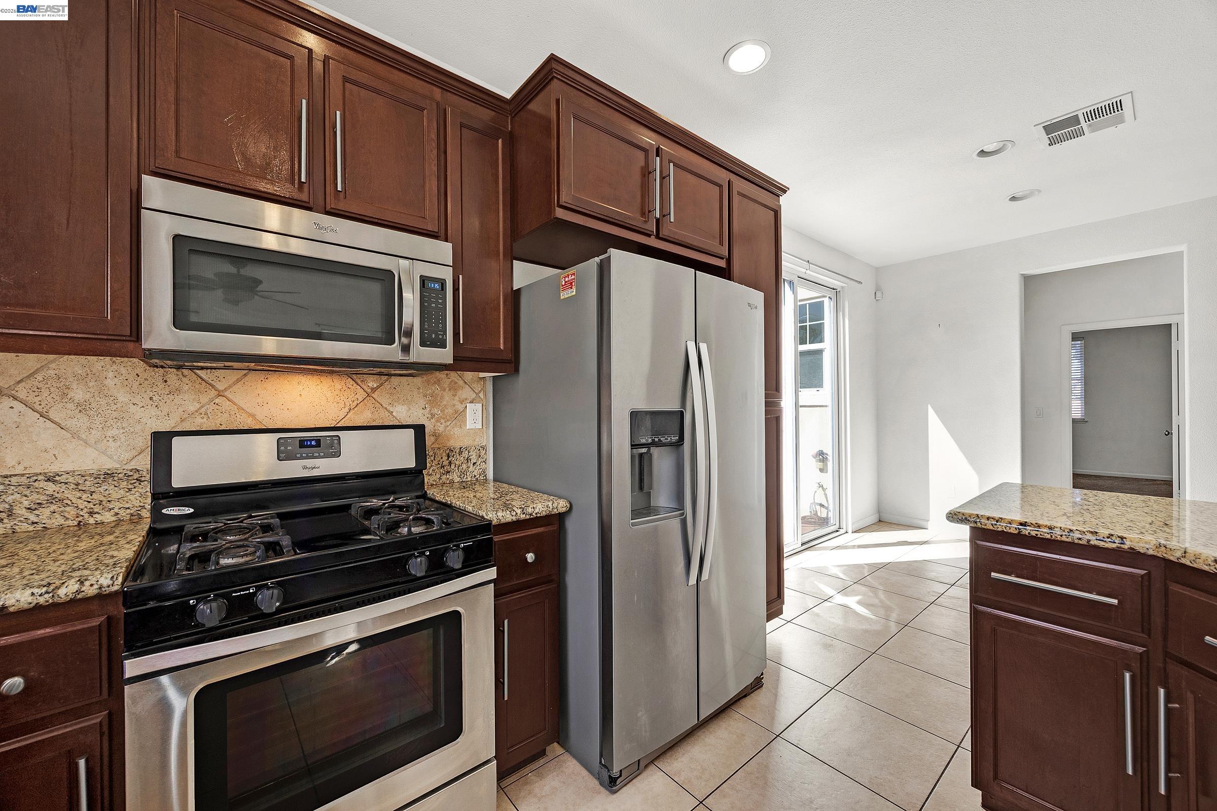 Detail Gallery Image 11 of 52 For 576 Herb White Way, Pittsburg,  CA 94565 - 4 Beds | 3 Baths