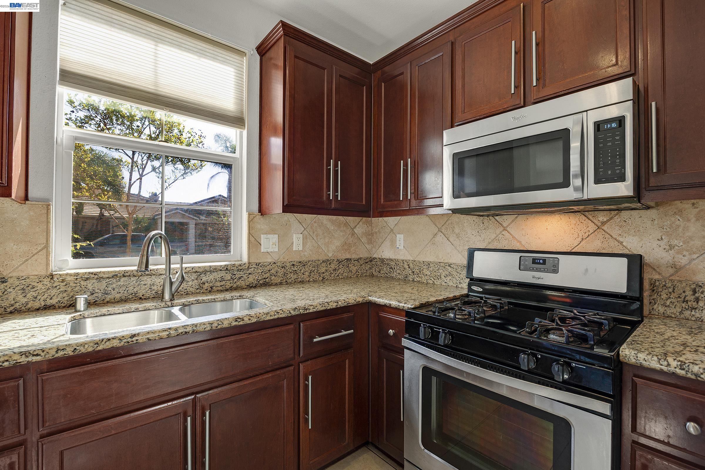 Detail Gallery Image 12 of 52 For 576 Herb White Way, Pittsburg,  CA 94565 - 4 Beds | 3 Baths