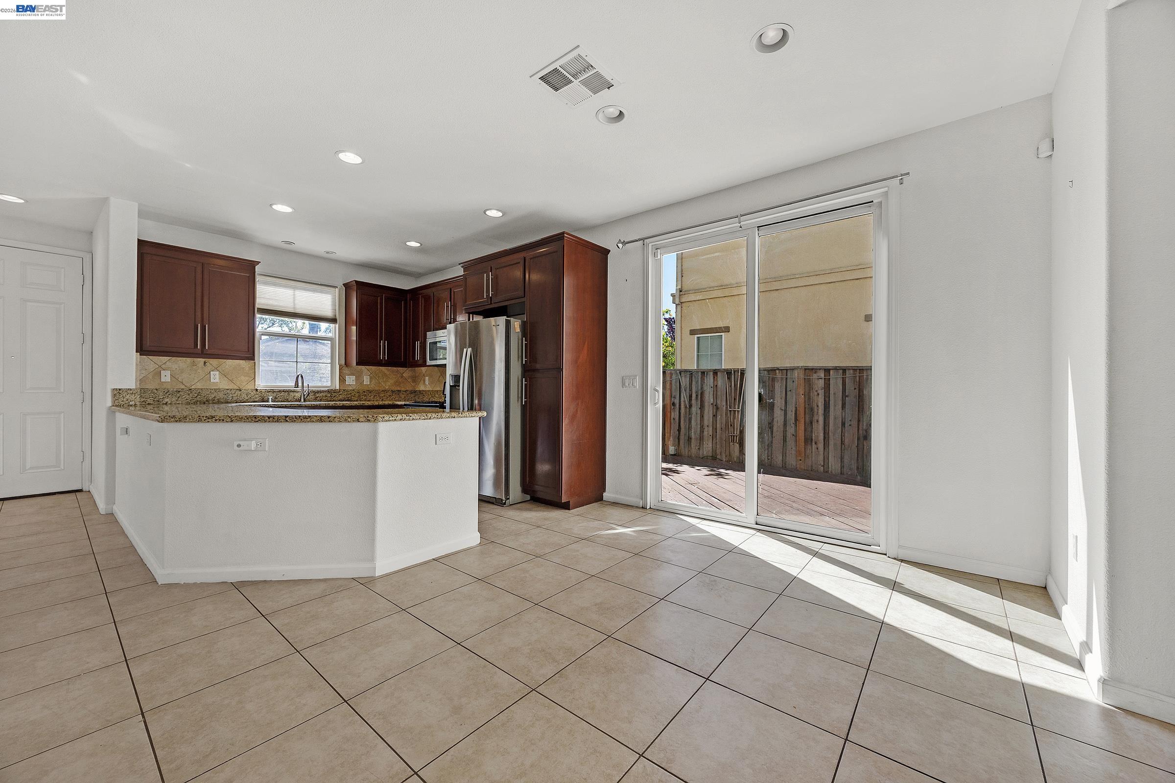 Detail Gallery Image 14 of 52 For 576 Herb White Way, Pittsburg,  CA 94565 - 4 Beds | 3 Baths