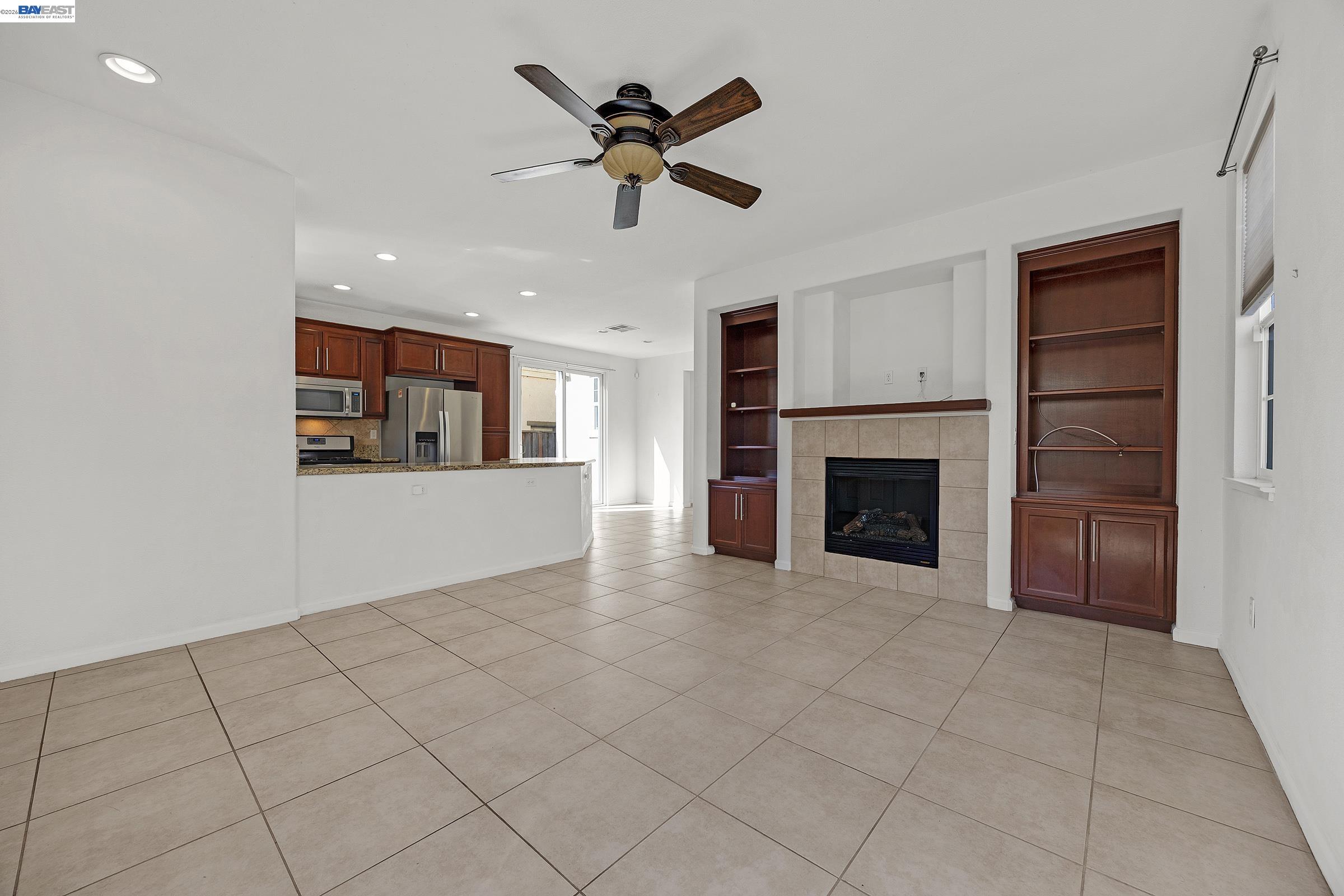 Detail Gallery Image 3 of 52 For 576 Herb White Way, Pittsburg,  CA 94565 - 4 Beds | 3 Baths