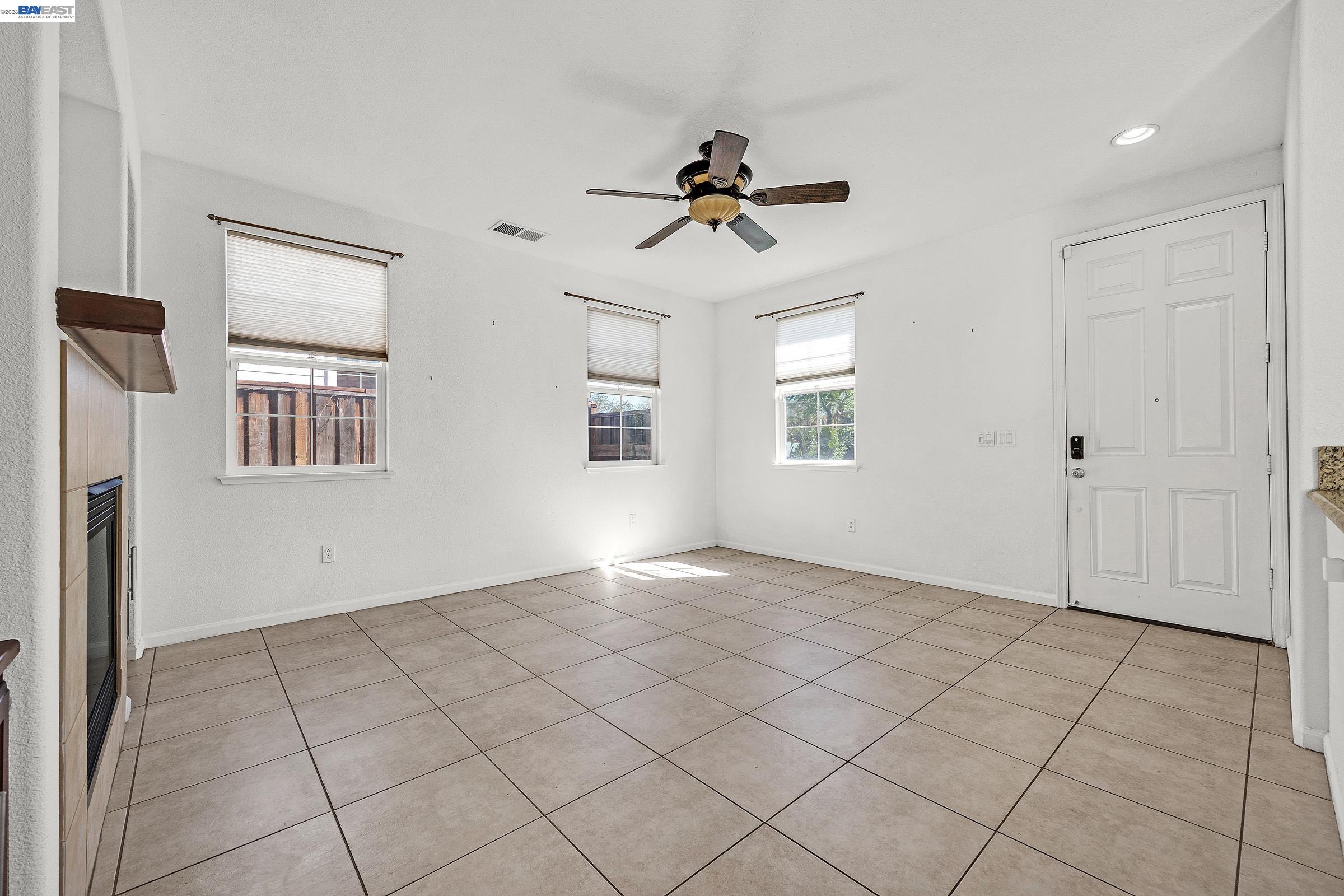 Detail Gallery Image 4 of 52 For 576 Herb White Way, Pittsburg,  CA 94565 - 4 Beds | 3 Baths