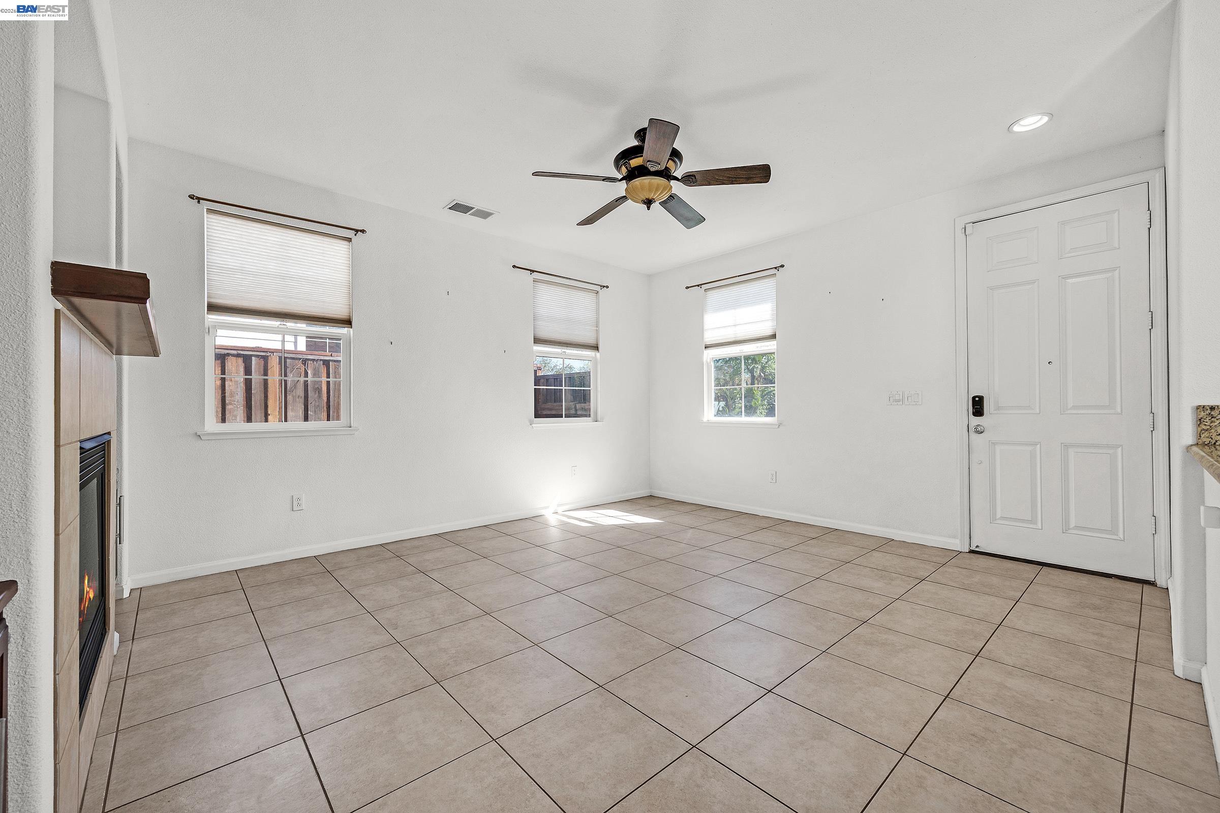 Detail Gallery Image 5 of 52 For 576 Herb White Way, Pittsburg,  CA 94565 - 4 Beds | 3 Baths