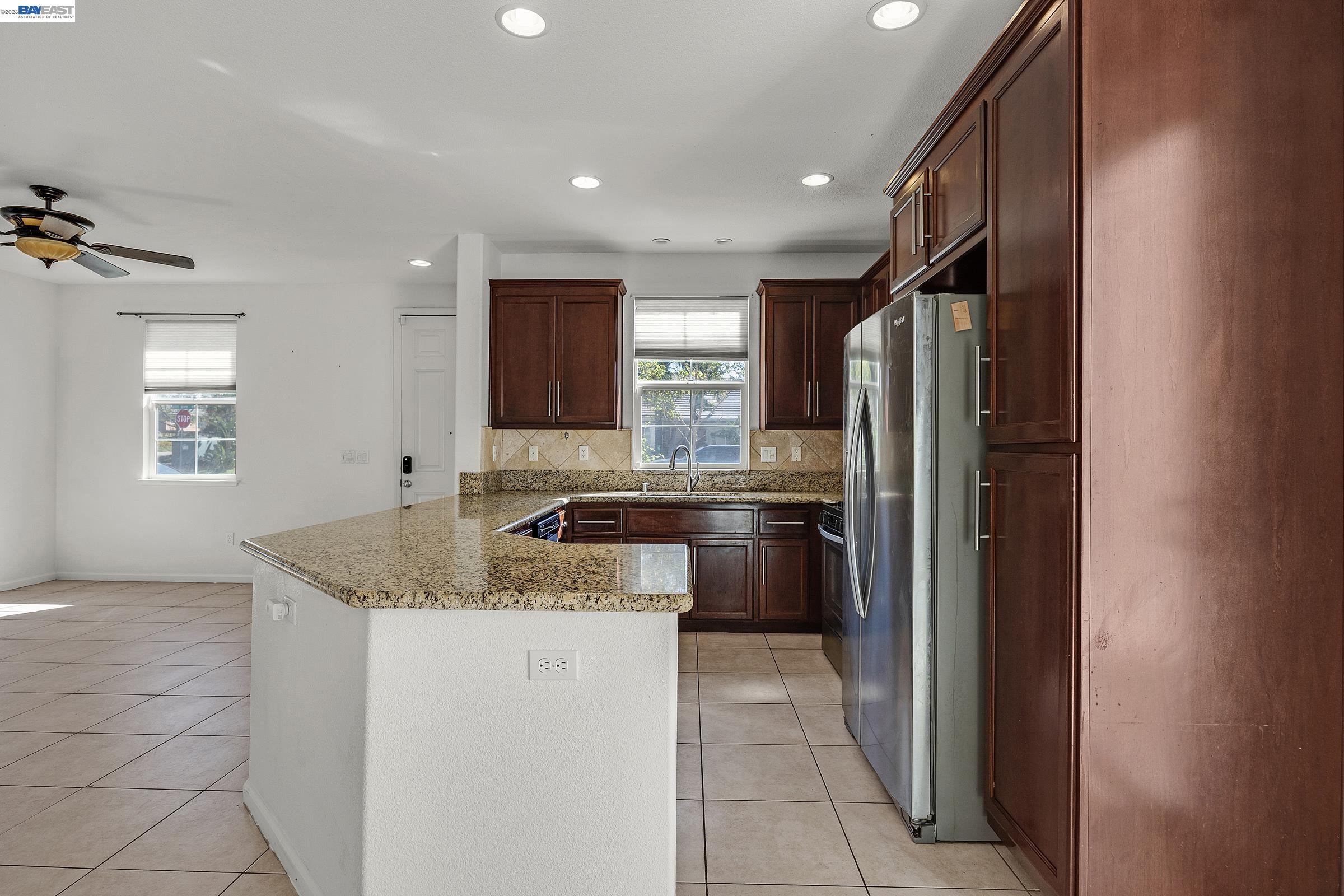 Detail Gallery Image 7 of 52 For 576 Herb White Way, Pittsburg,  CA 94565 - 4 Beds | 3 Baths