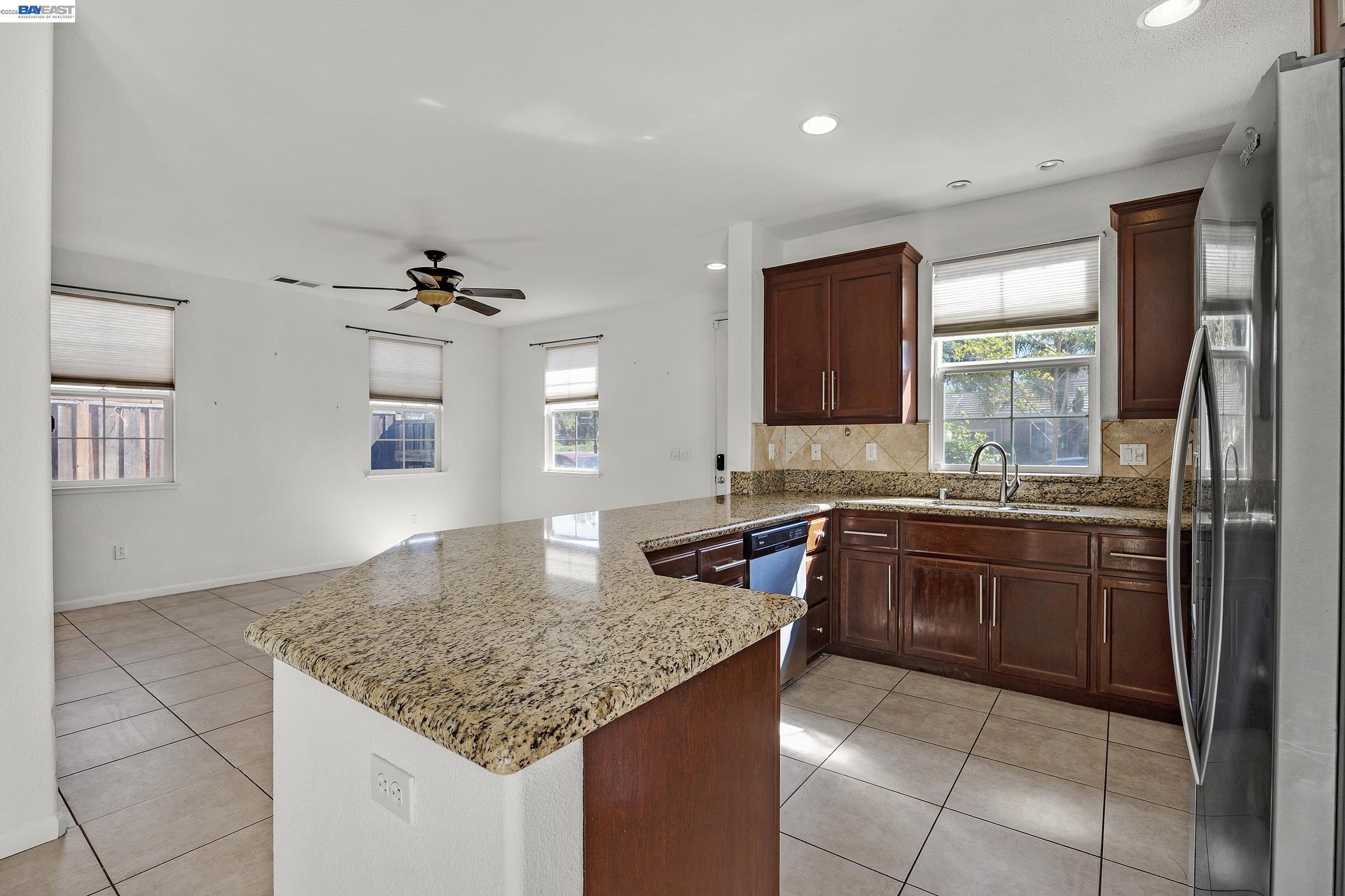 Detail Gallery Image 8 of 52 For 576 Herb White Way, Pittsburg,  CA 94565 - 4 Beds | 3 Baths