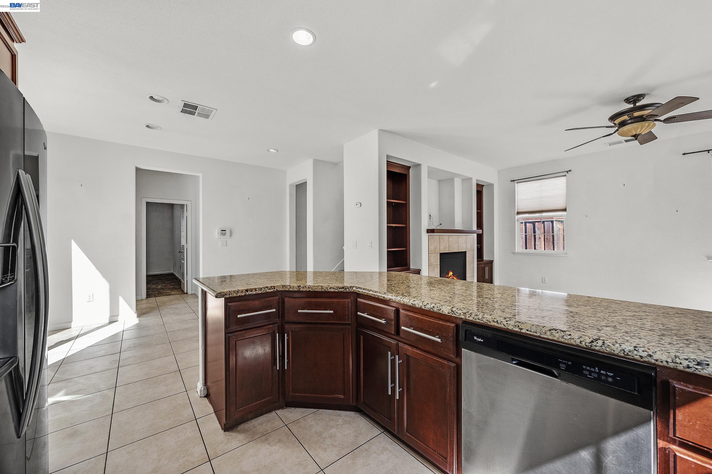 Detail Gallery Image 10 of 52 For 576 Herb White Way, Pittsburg,  CA 94565 - 4 Beds | 3 Baths