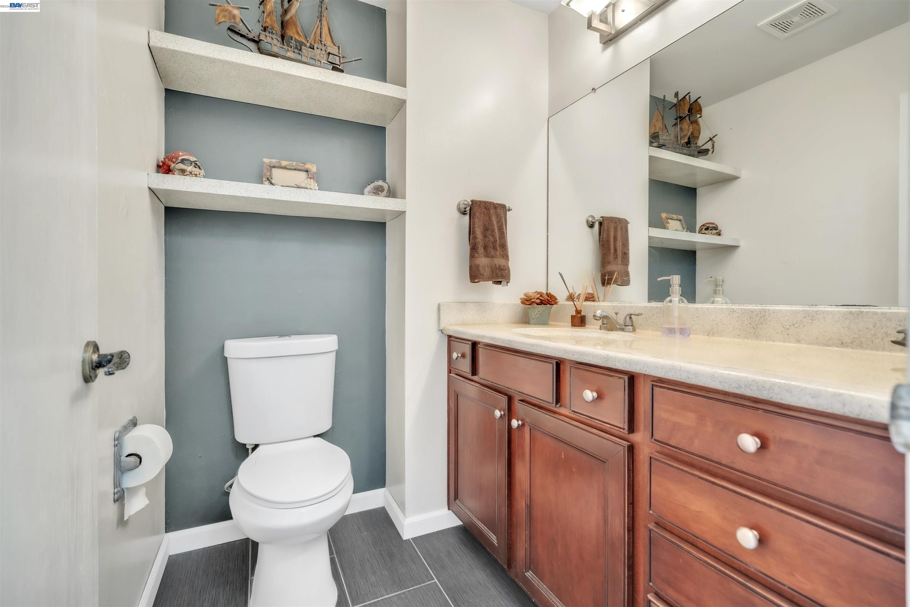 Detail Gallery Image 15 of 44 For 2380 Cabrillo Dr, Hayward,  CA 94545 - 4 Beds | 2/1 Baths