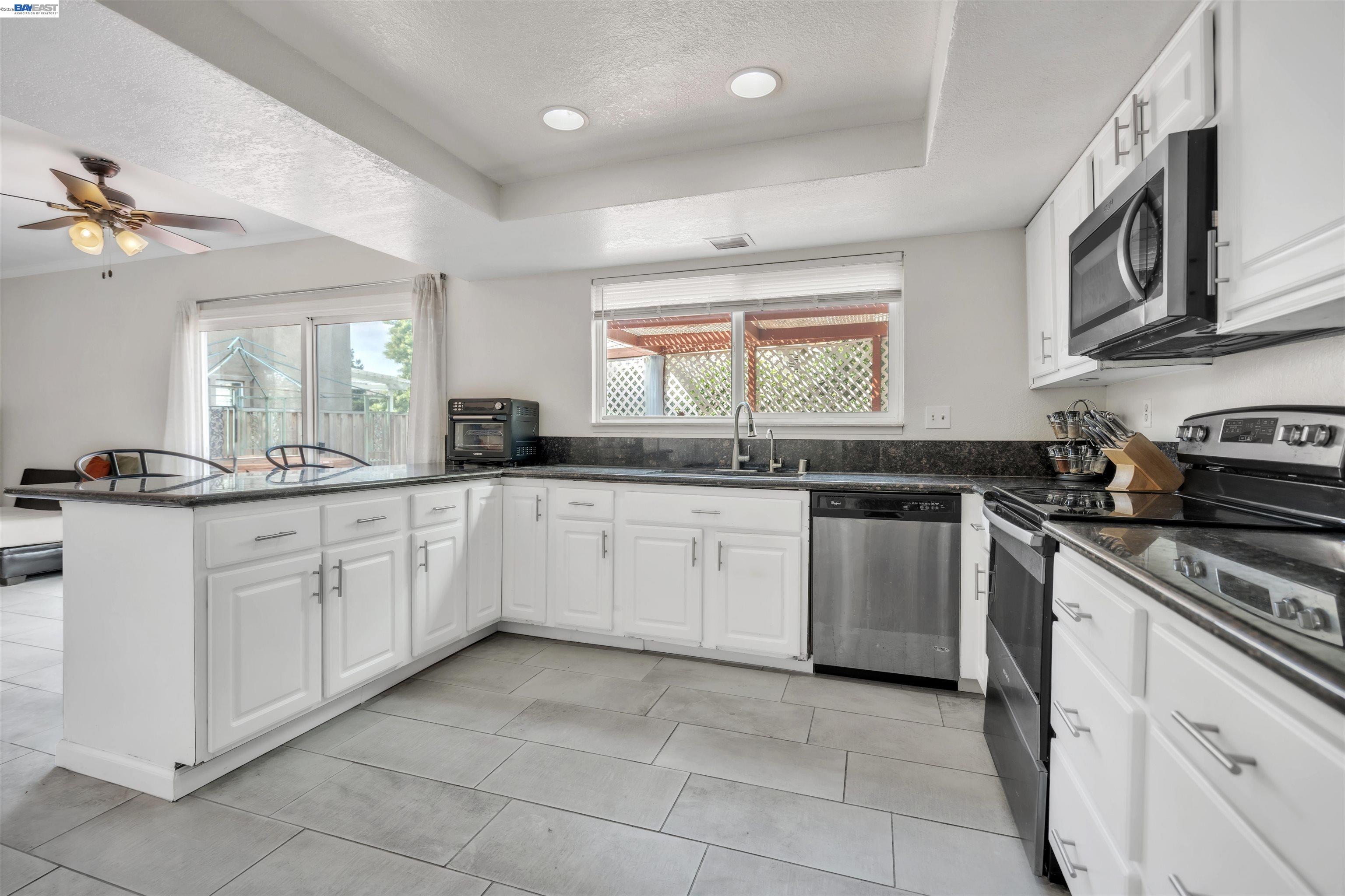 Detail Gallery Image 4 of 44 For 2380 Cabrillo Dr, Hayward,  CA 94545 - 4 Beds | 2/1 Baths
