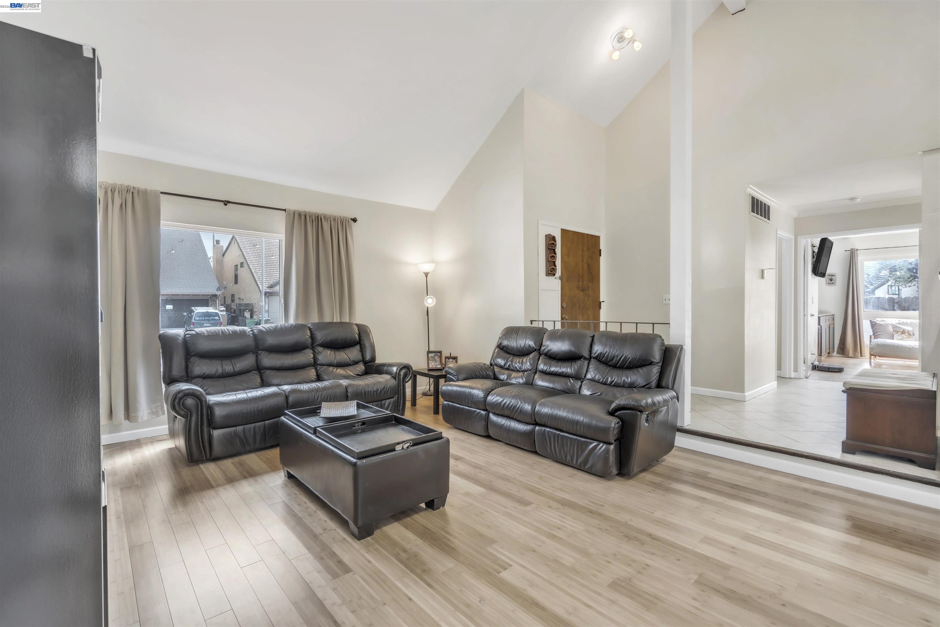 Detail Gallery Image 5 of 44 For 2380 Cabrillo Dr, Hayward,  CA 94545 - 4 Beds | 2/1 Baths